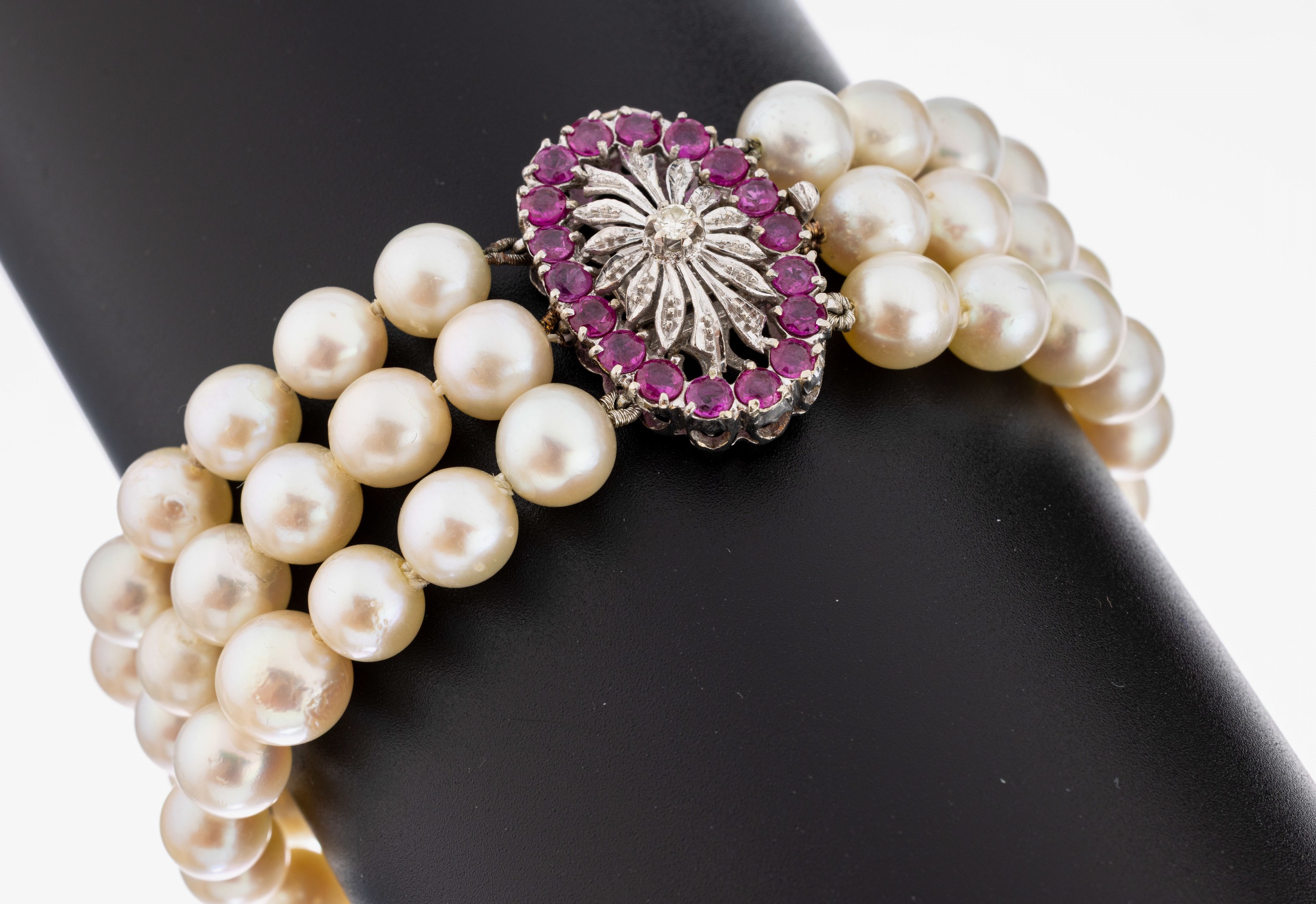 Image 27042369 - Perl-Armband mit 18 kt Gold Rubin-Brillant- Schmuckschließe, WG 750/000, 3-rhg. ...
