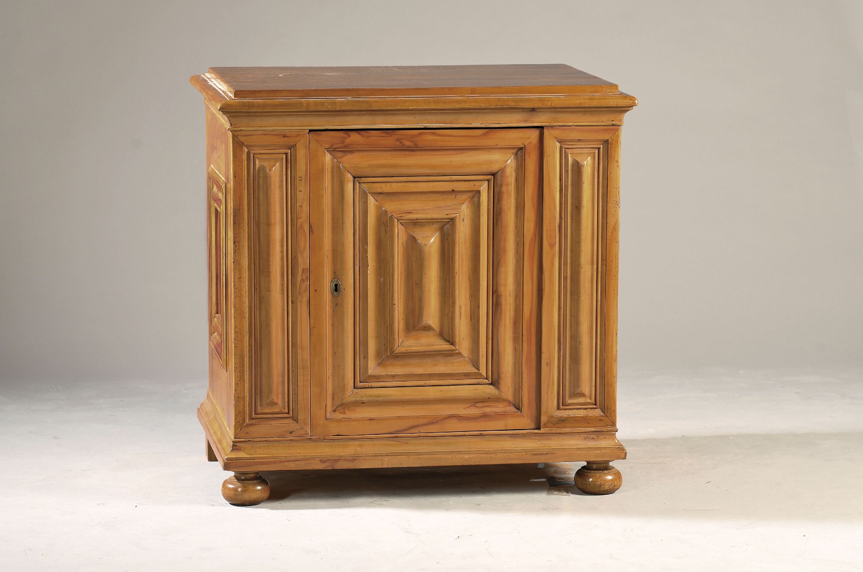 Image 27042386 - Kleiner Frankfurter Wellenschrank, 18.Jh., Kirschbaumfurnier, eintürig mit kräftigem ...