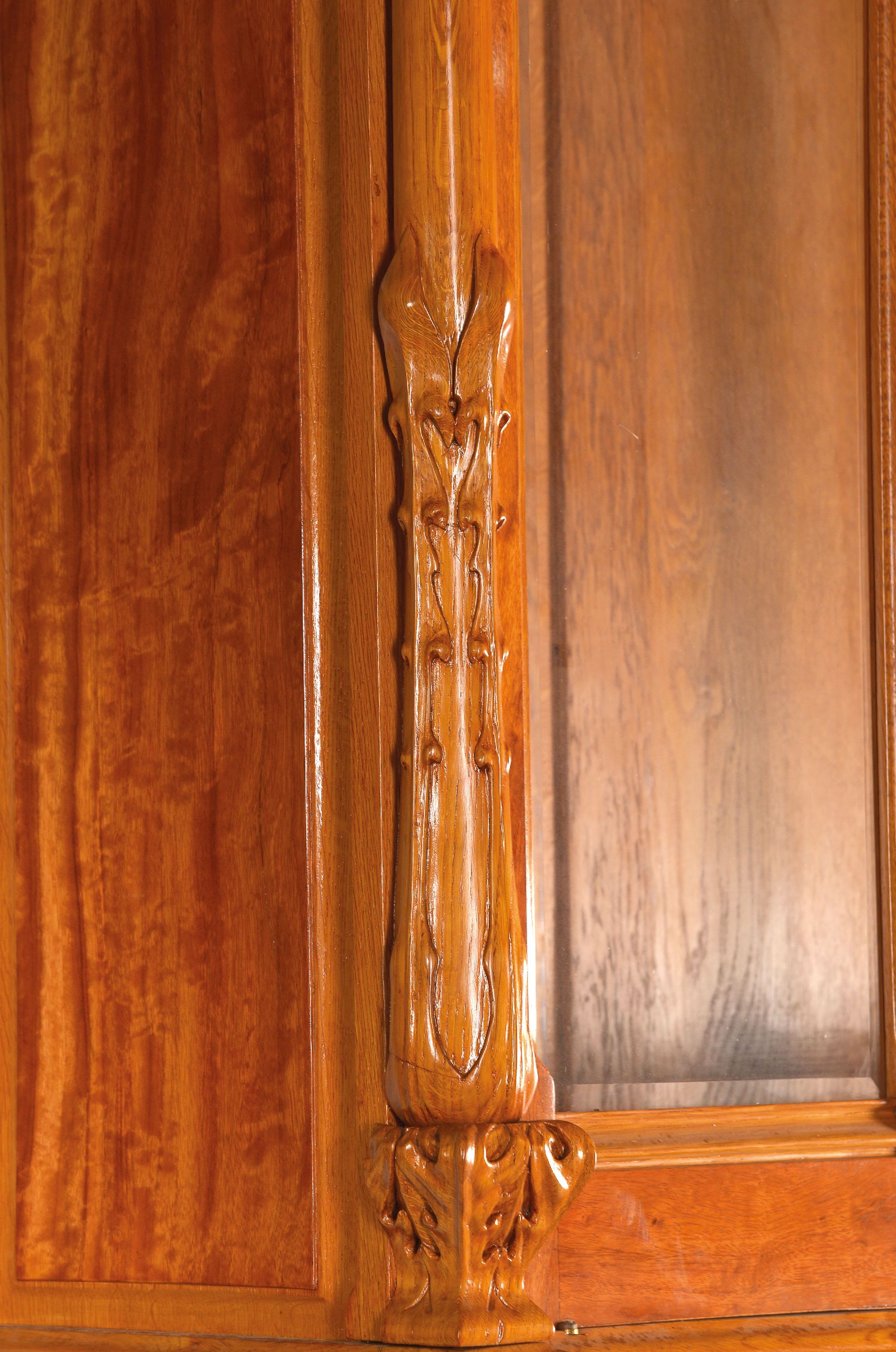 Detail a: Jugendstil Aufsatzbuffet, Frankreich, "Zichorie" um 1900, Eiche massiv z.T. Nußbaumfurnier, Aufsatz zweitürig verglast, Unterteil ...