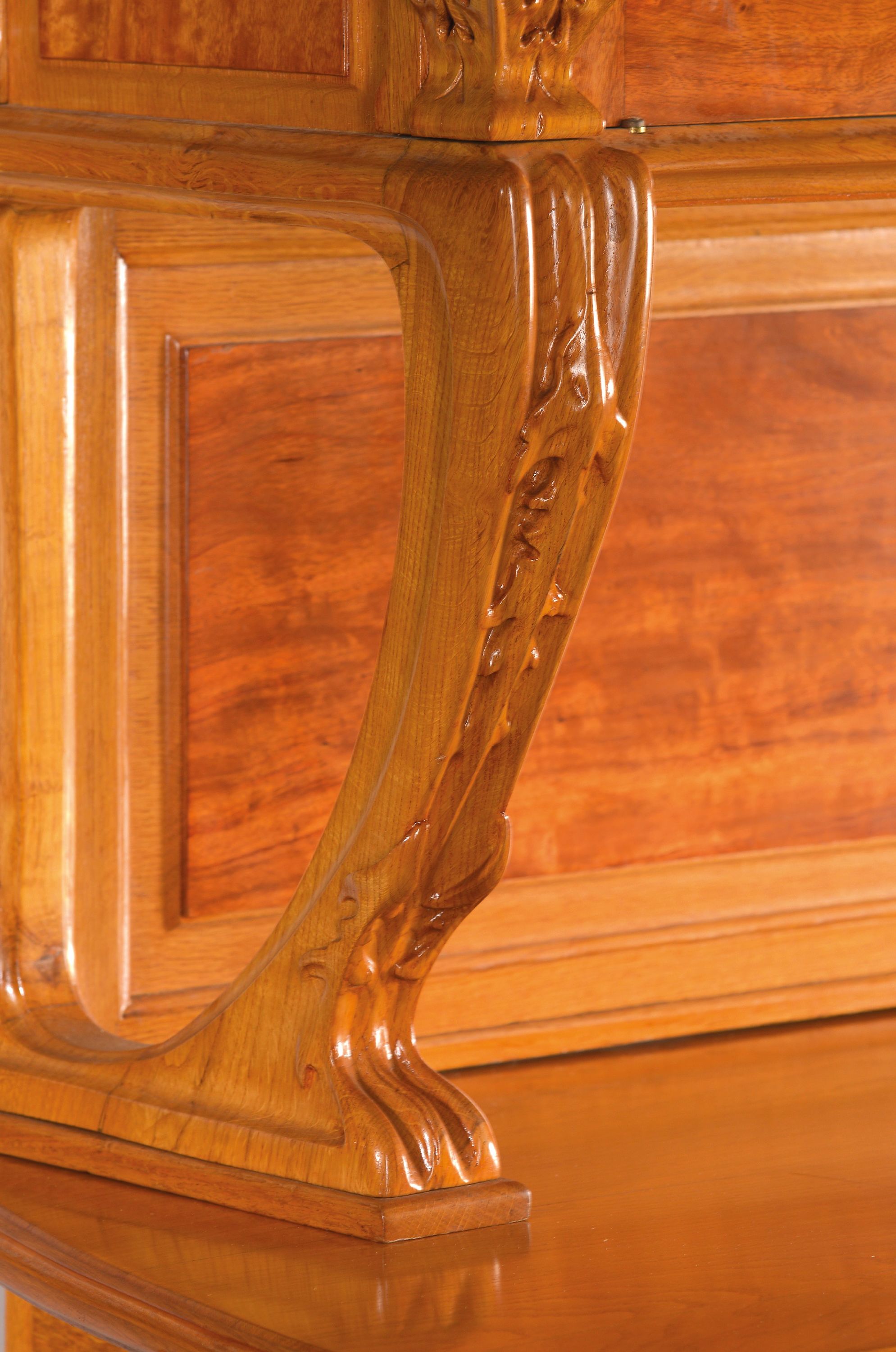 Detail b: Jugendstil Aufsatzbuffet, Frankreich, "Zichorie" um 1900, Eiche massiv z.T. Nußbaumfurnier, Aufsatz zweitürig verglast, Unterteil ...