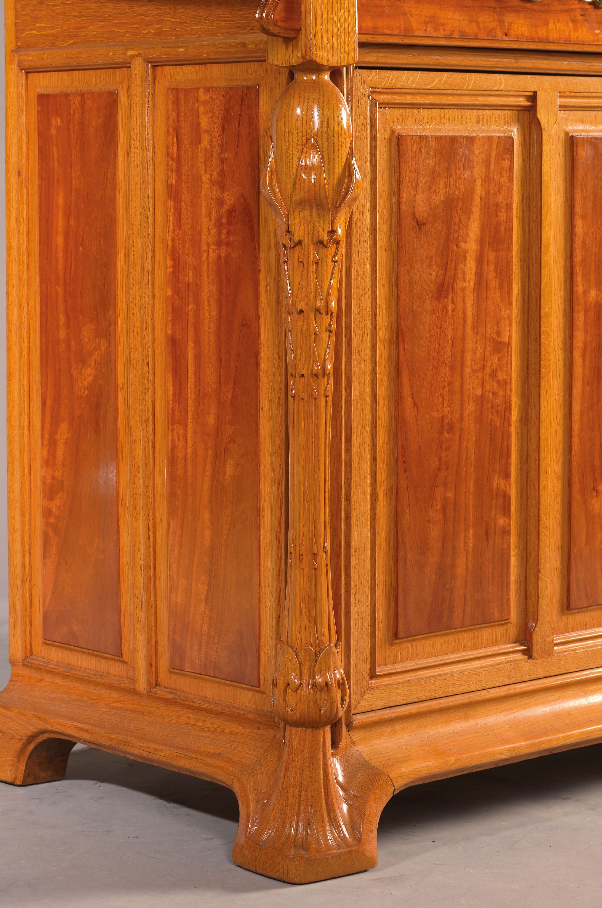 Detail c: Jugendstil Aufsatzbuffet, Frankreich, "Zichorie" um 1900, Eiche massiv z.T. Nußbaumfurnier, Aufsatz zweitürig verglast, Unterteil ...