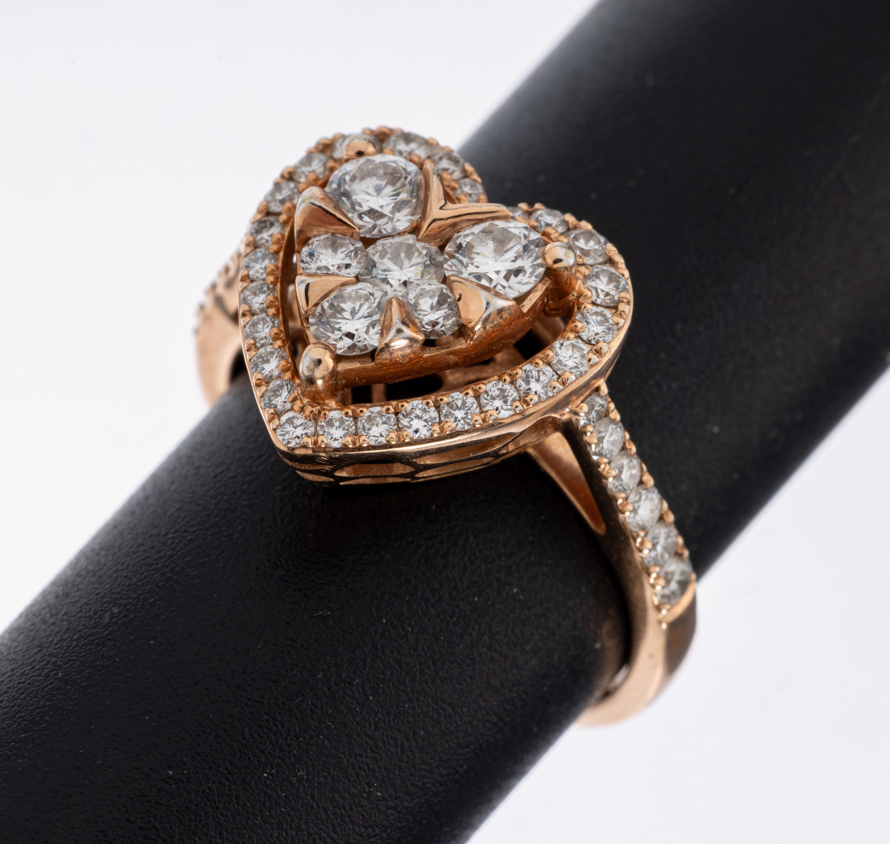 Image 27042394 - 18 kt Gold Brillant-Ring, RG 750/000, herzf. Ringkopf, 44 Brillanten zus. ca. 2.30 ct ...