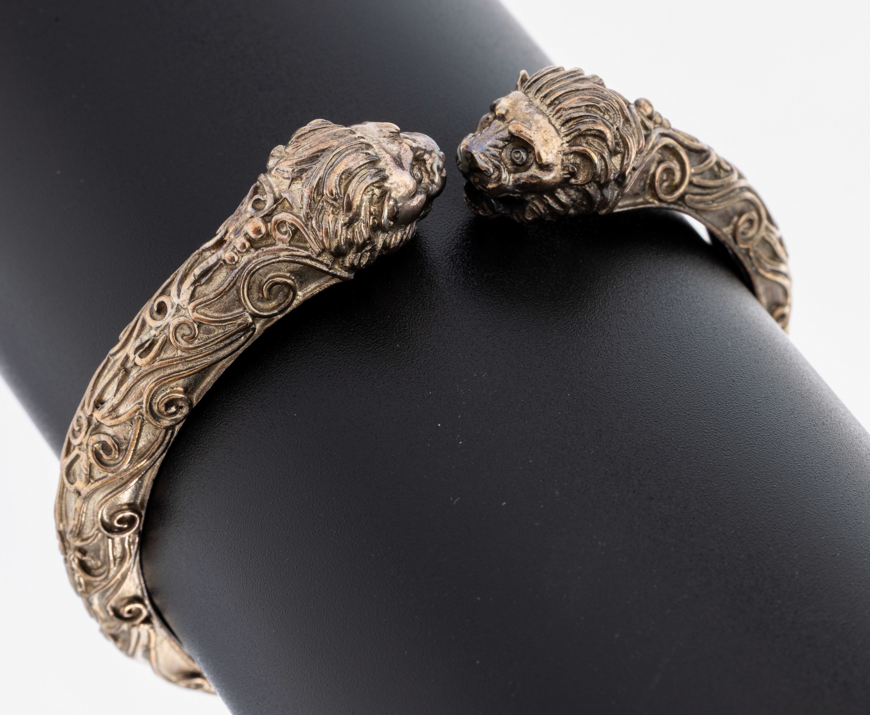 Image 27042397 - Armreif, ´Löwenköpfe´, um 1910, Silber gepr., 2 vollplastische Löwenköpfe, aufgel. ...