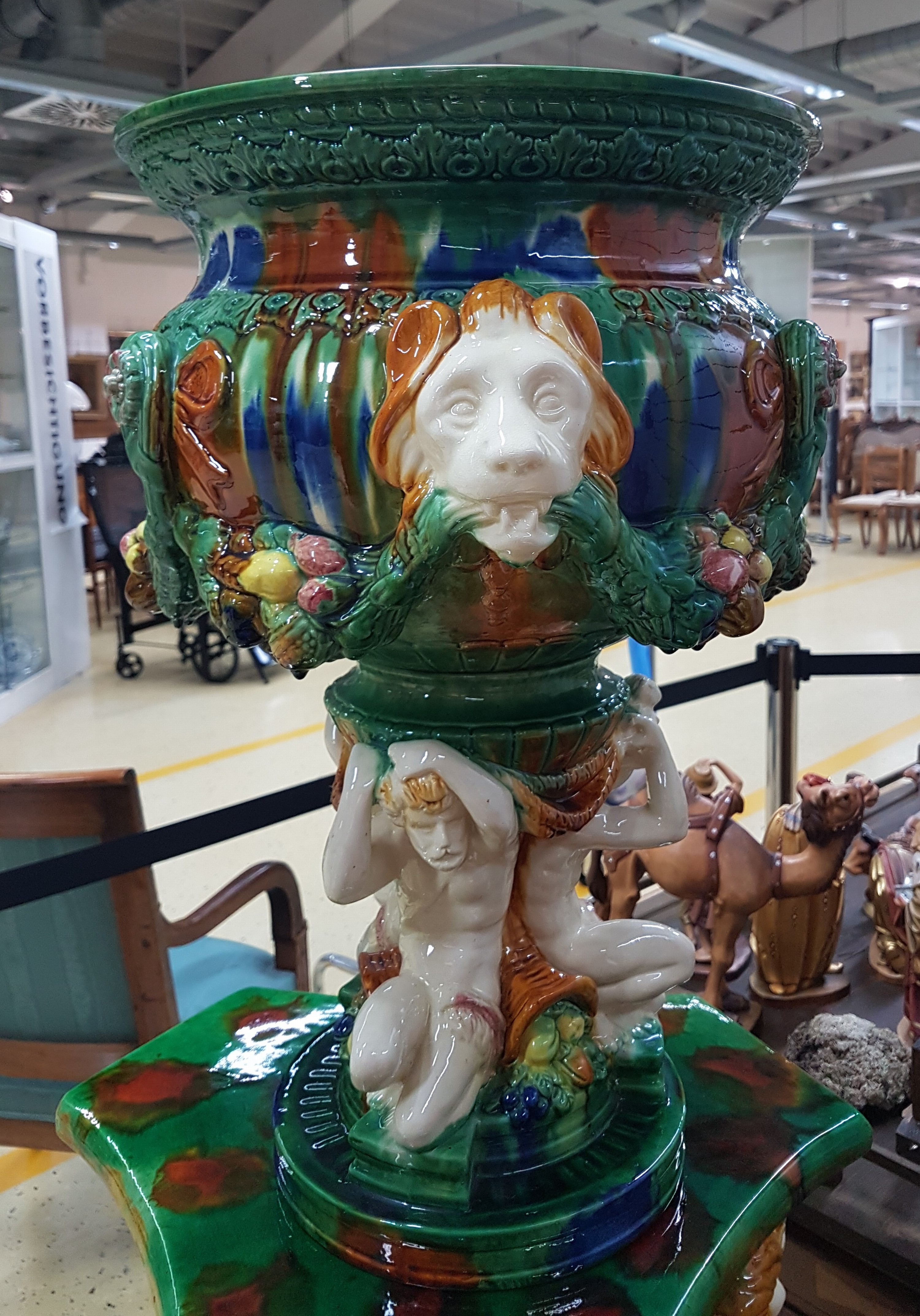 Detail a: Große Blumensäule mit Aufsatz, Crescent Pottery, Stoke, 1907-57, nach dem Vorbild von Louis-Robert Carrier-Belleuse (1848-1913), Majolika, bunt ...