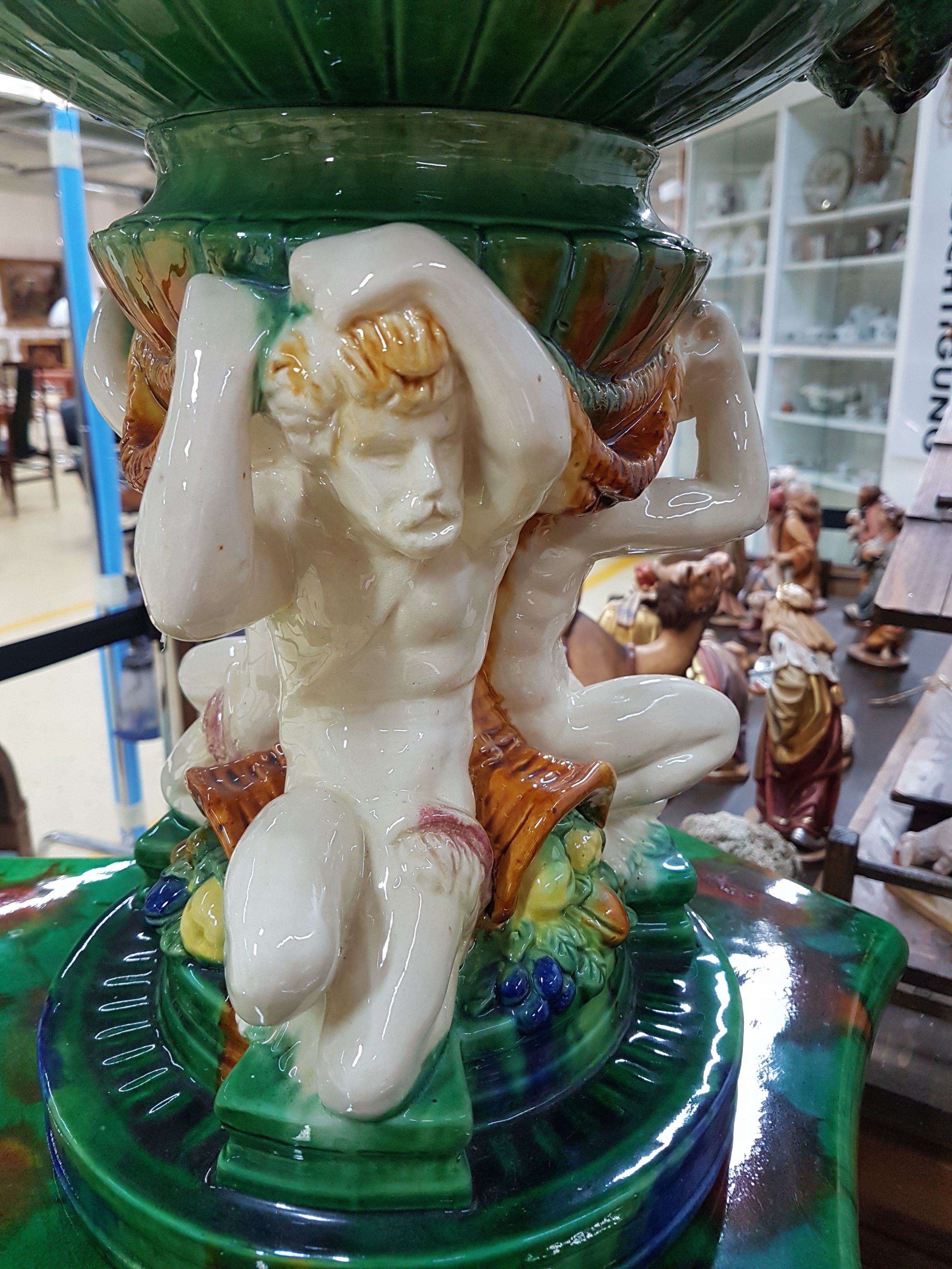 Detail b: Große Blumensäule mit Aufsatz, Crescent Pottery, Stoke, 1907-57, nach dem Vorbild von Louis-Robert Carrier-Belleuse (1848-1913), Majolika, bunt ...
