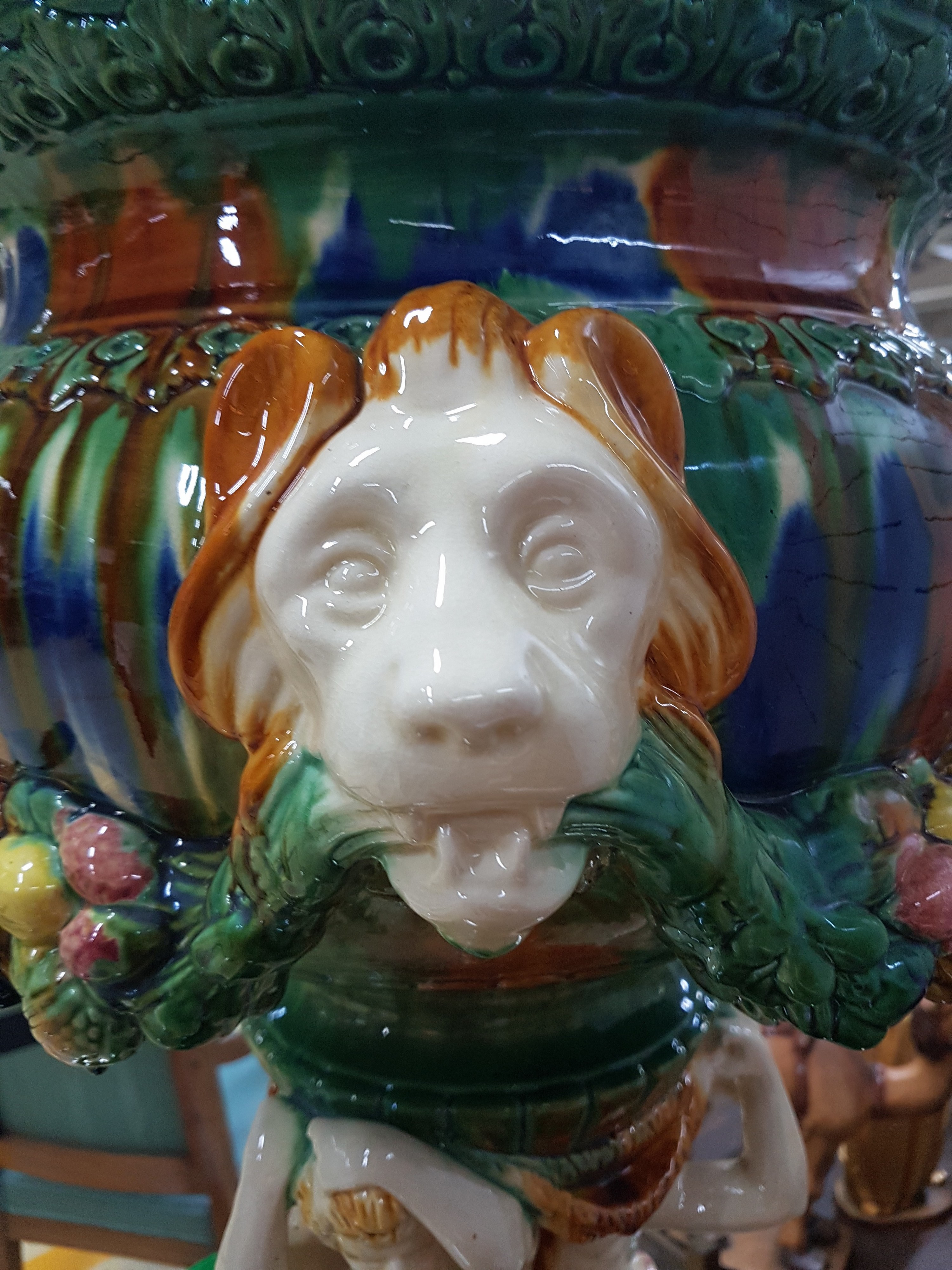 Detail c: Große Blumensäule mit Aufsatz, Crescent Pottery, Stoke, 1907-57, nach dem Vorbild von Louis-Robert Carrier-Belleuse (1848-1913), Majolika, bunt ...