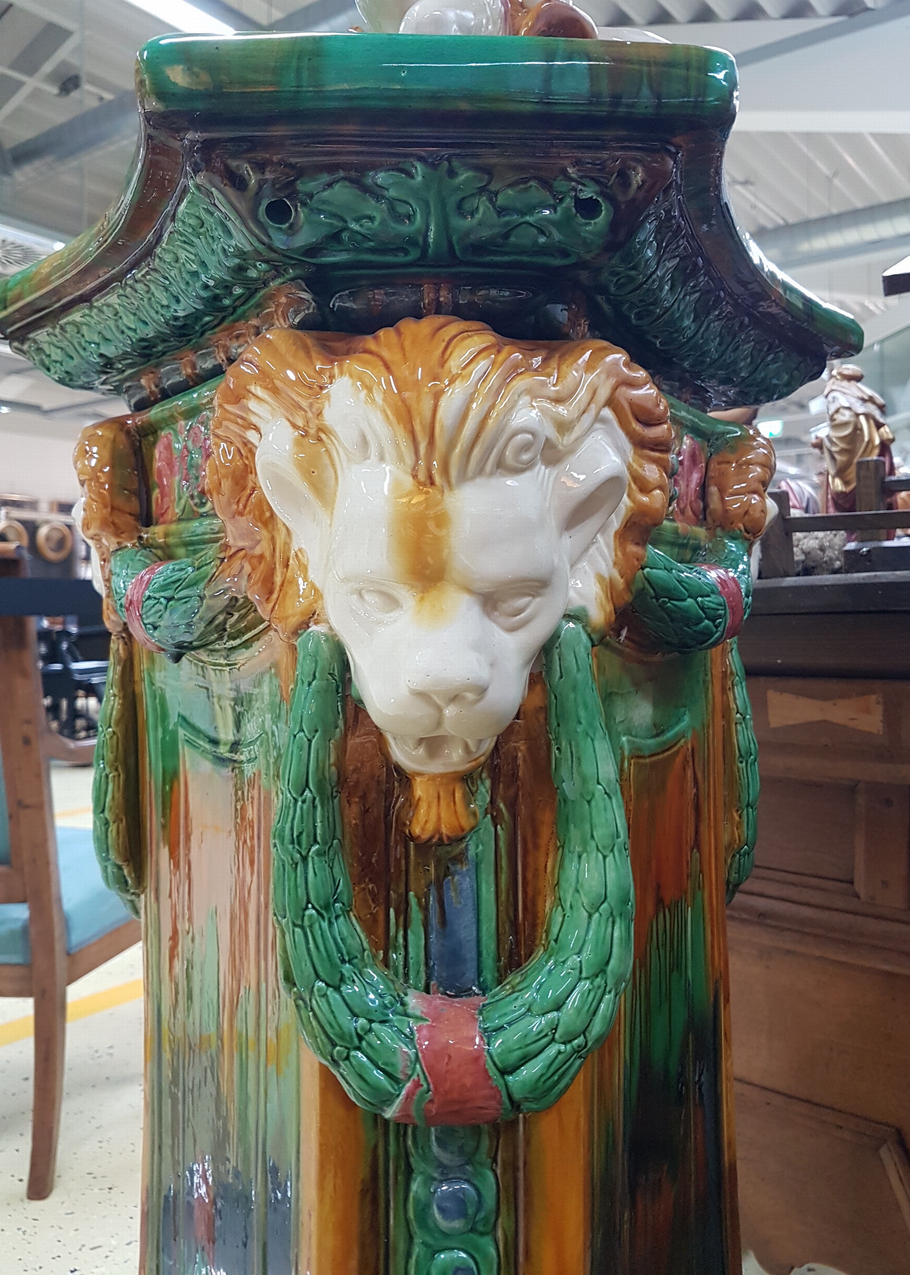 Detail d: Große Blumensäule mit Aufsatz, Crescent Pottery, Stoke, 1907-57, nach dem Vorbild von Louis-Robert Carrier-Belleuse (1848-1913), Majolika, bunt ...
