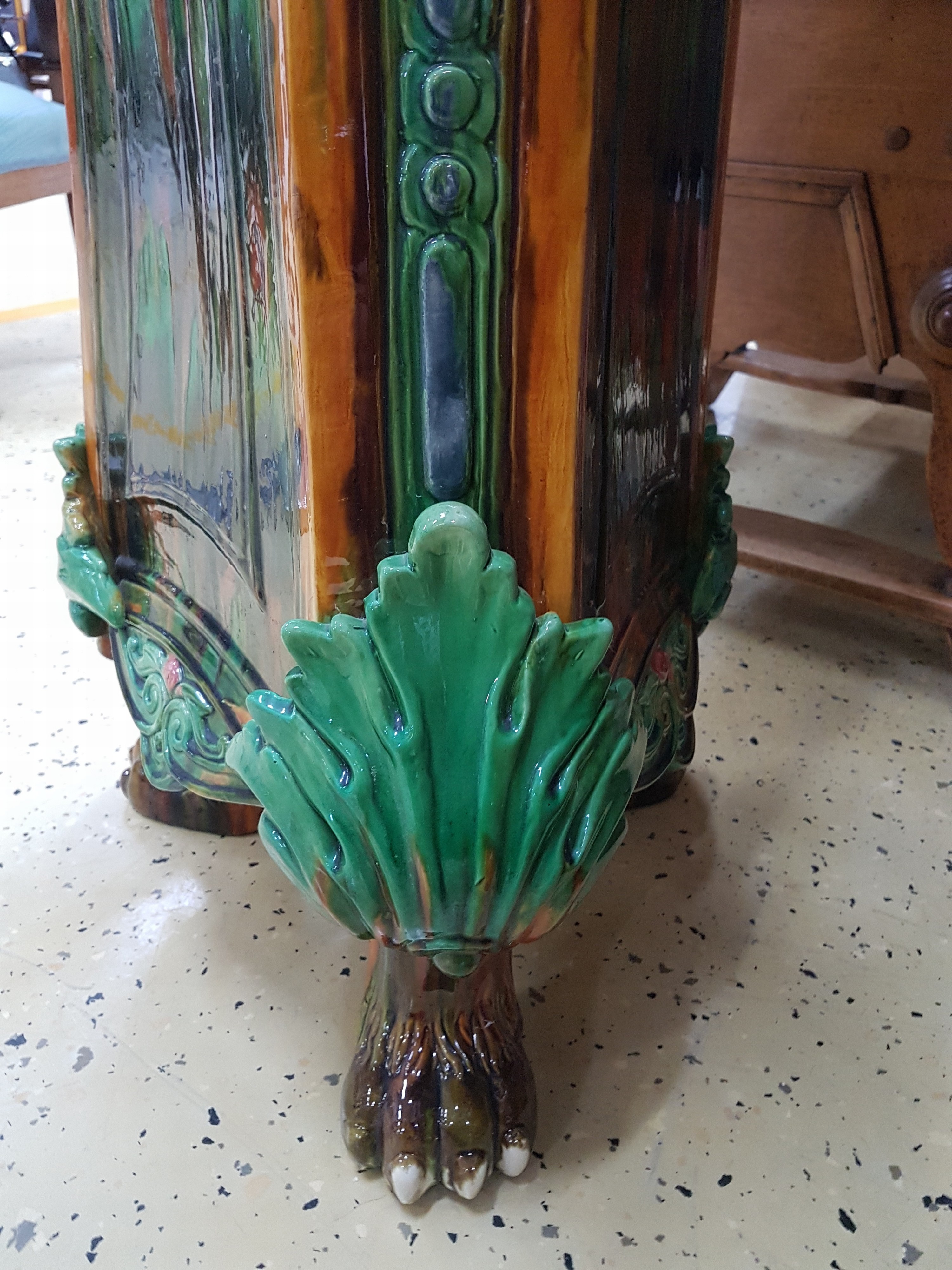 Detail e: Große Blumensäule mit Aufsatz, Crescent Pottery, Stoke, 1907-57, nach dem Vorbild von Louis-Robert Carrier-Belleuse (1848-1913), Majolika, bunt ...