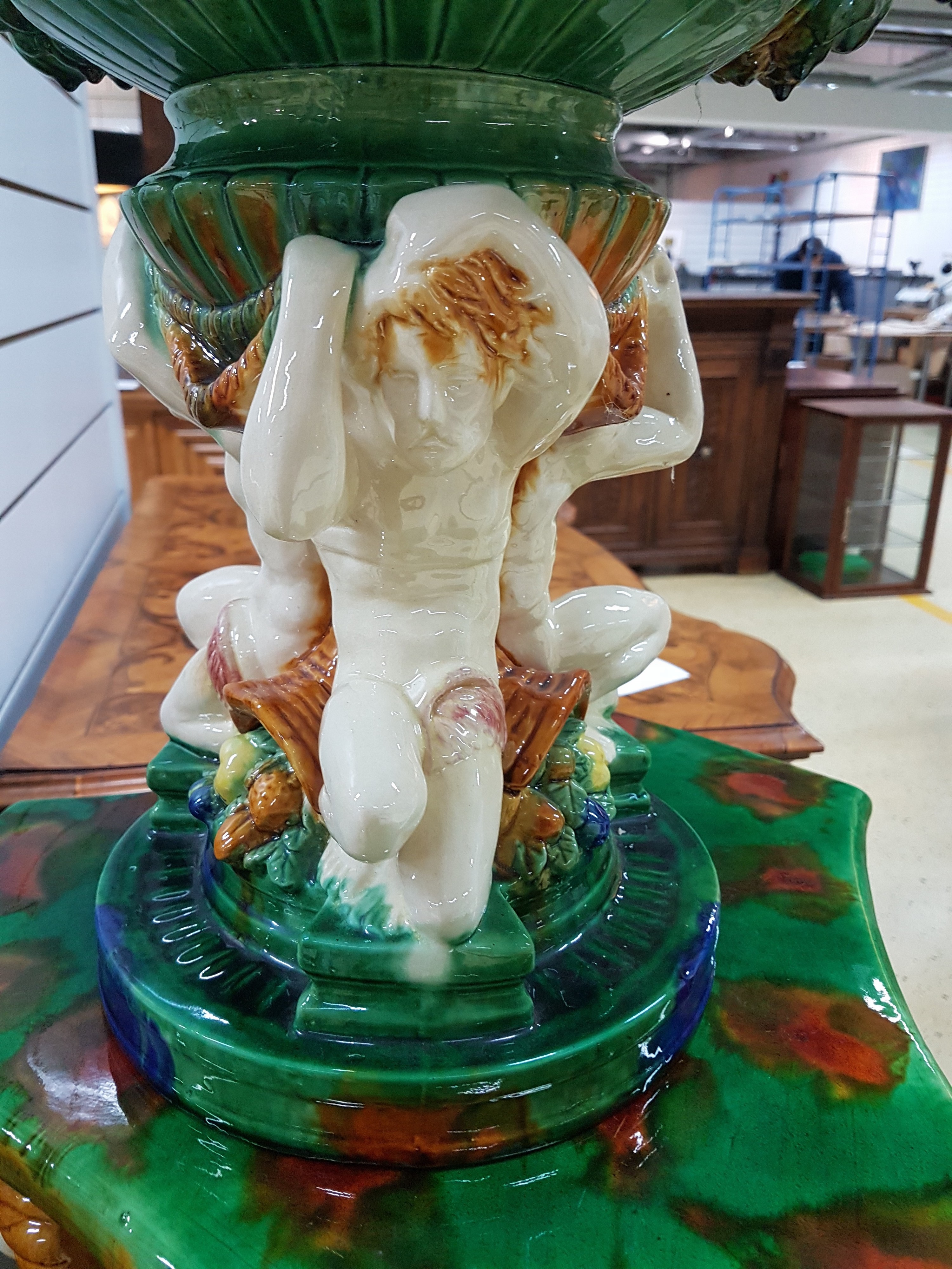 Detail f: Große Blumensäule mit Aufsatz, Crescent Pottery, Stoke, 1907-57, nach dem Vorbild von Louis-Robert Carrier-Belleuse (1848-1913), Majolika, bunt ...