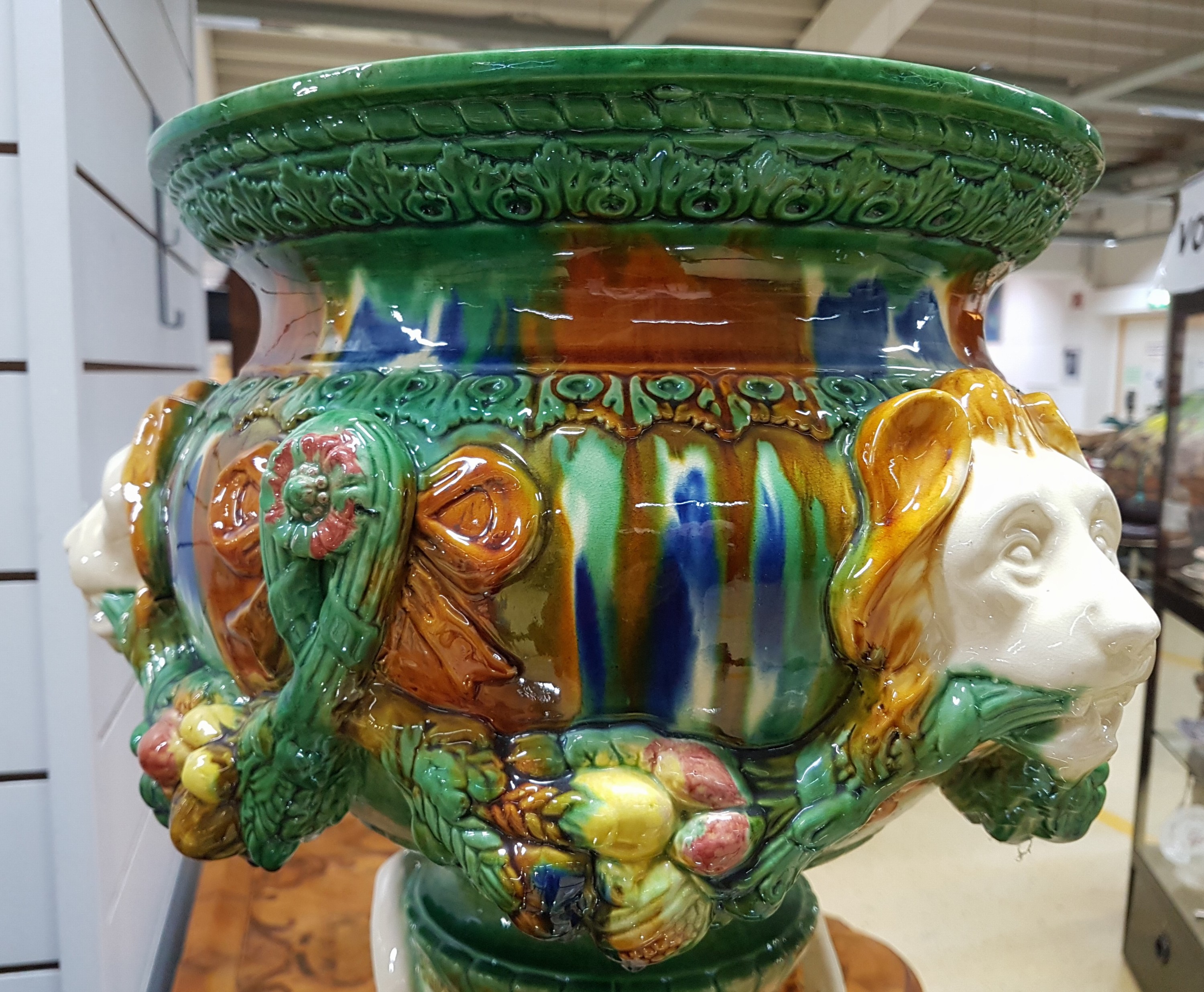 Detail g: Große Blumensäule mit Aufsatz, Crescent Pottery, Stoke, 1907-57, nach dem Vorbild von Louis-Robert Carrier-Belleuse (1848-1913), Majolika, bunt ...