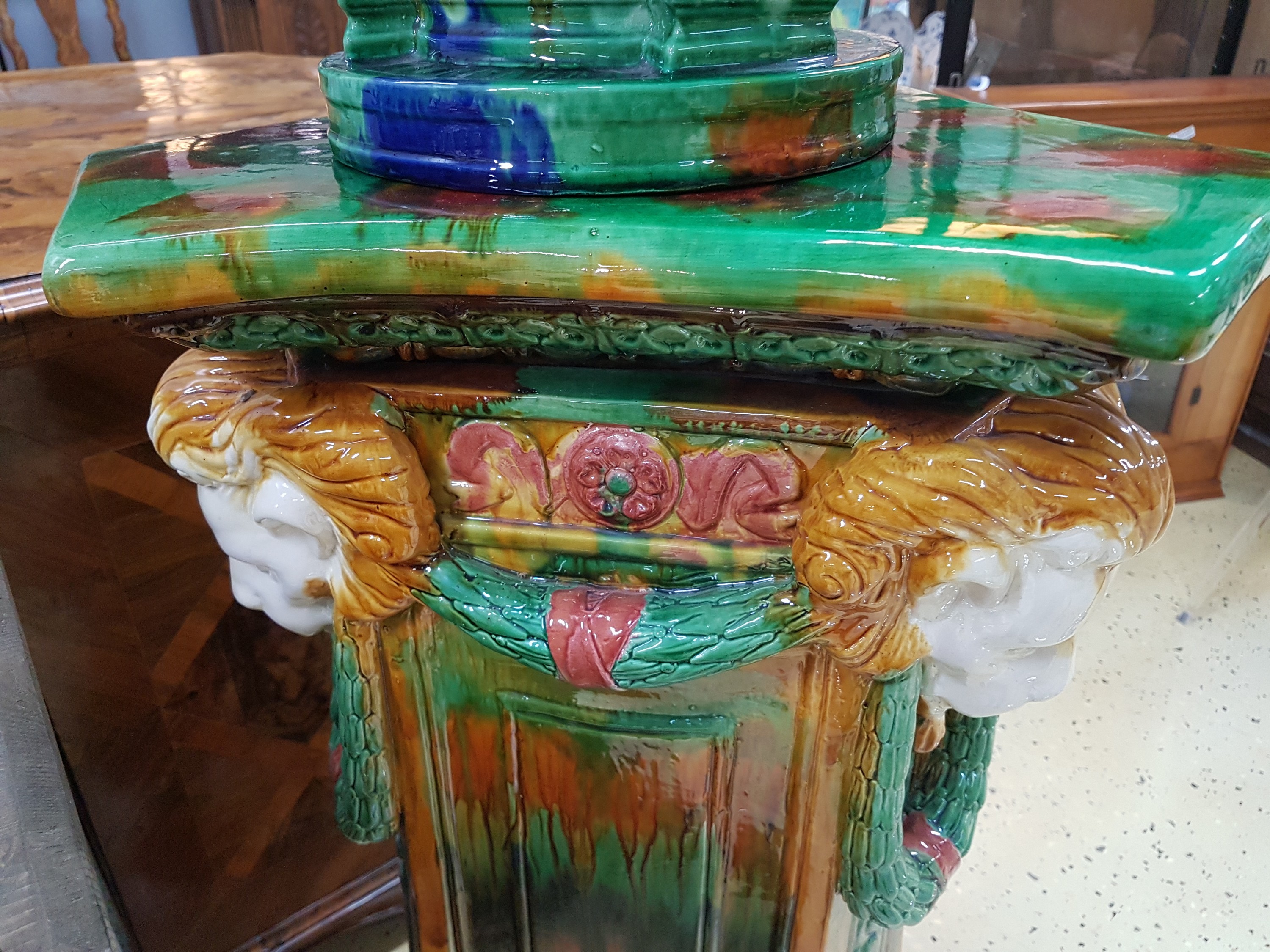 Detail i: Große Blumensäule mit Aufsatz, Crescent Pottery, Stoke, 1907-57, nach dem Vorbild von Louis-Robert Carrier-Belleuse (1848-1913), Majolika, bunt ...