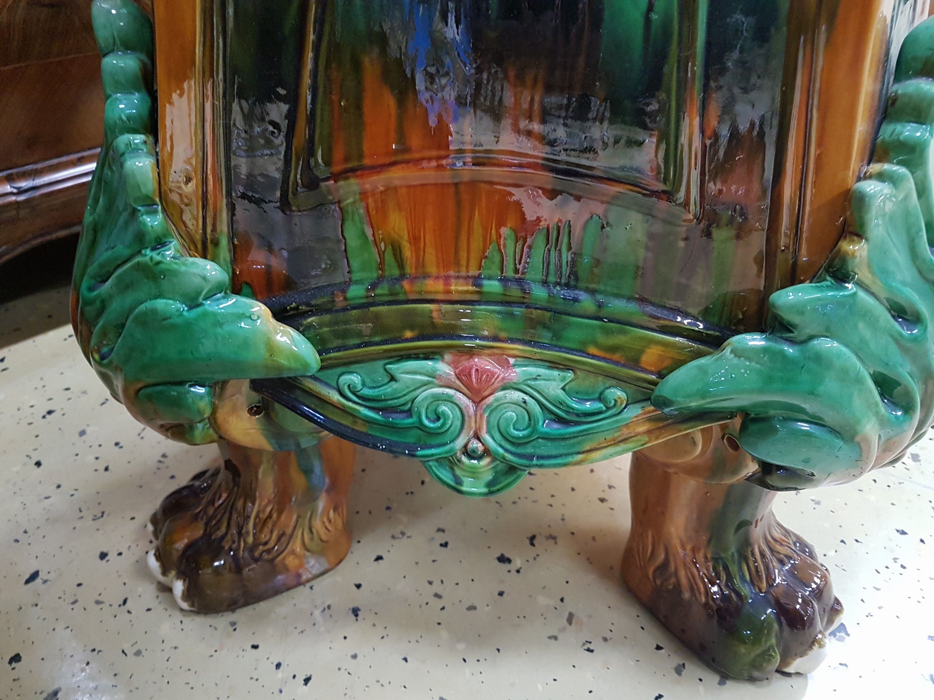 Detail j: Große Blumensäule mit Aufsatz, Crescent Pottery, Stoke, 1907-57, nach dem Vorbild von Louis-Robert Carrier-Belleuse (1848-1913), Majolika, bunt ...