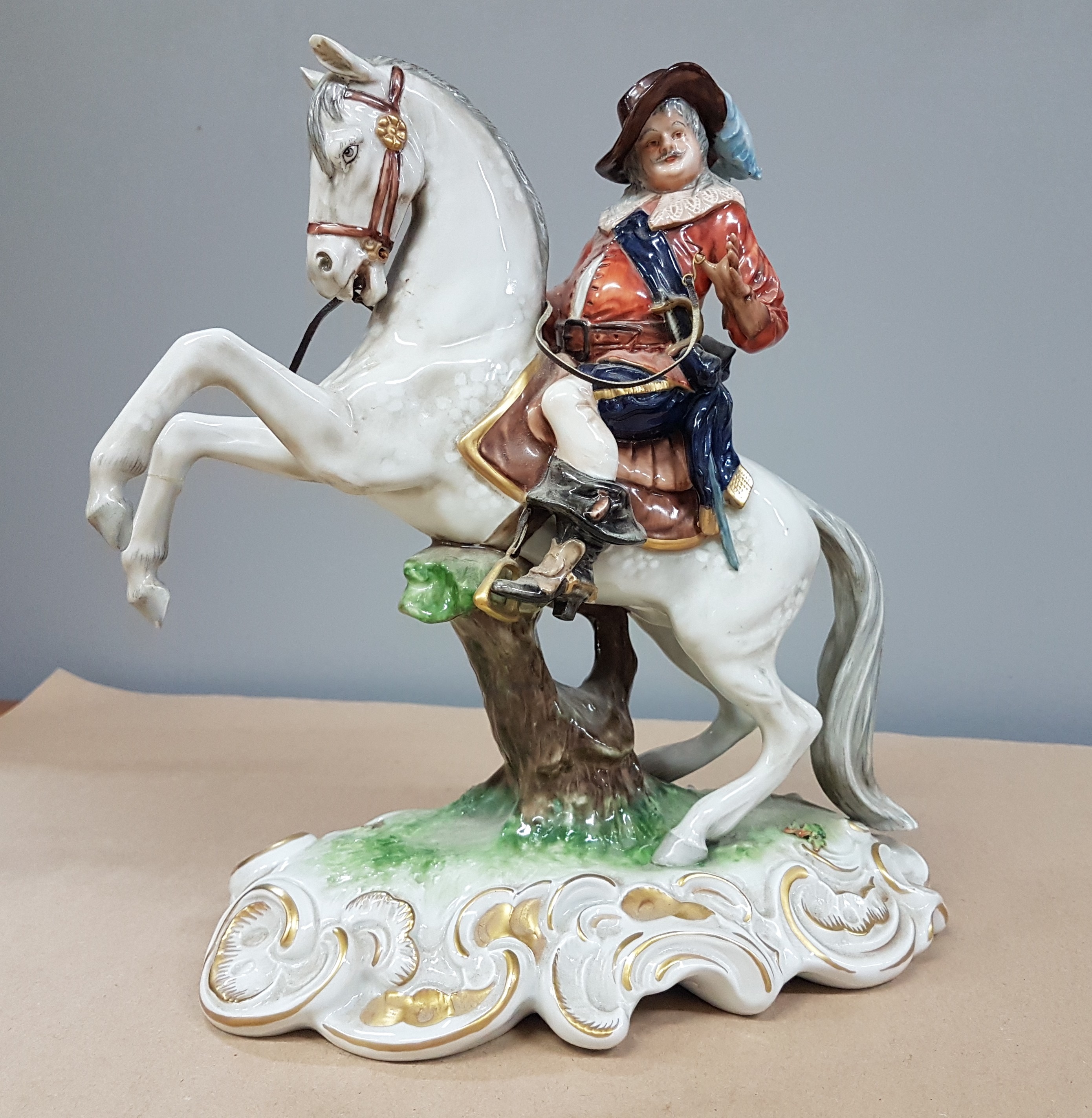 Detail a: Große Porzellanfigur, Unterweissbach, 20. Jh., Landsknecht zu Pferd, bunt bemalt, ein Vorderbein geklebt, ein Ohr min. best., H. ca. 29.5cm