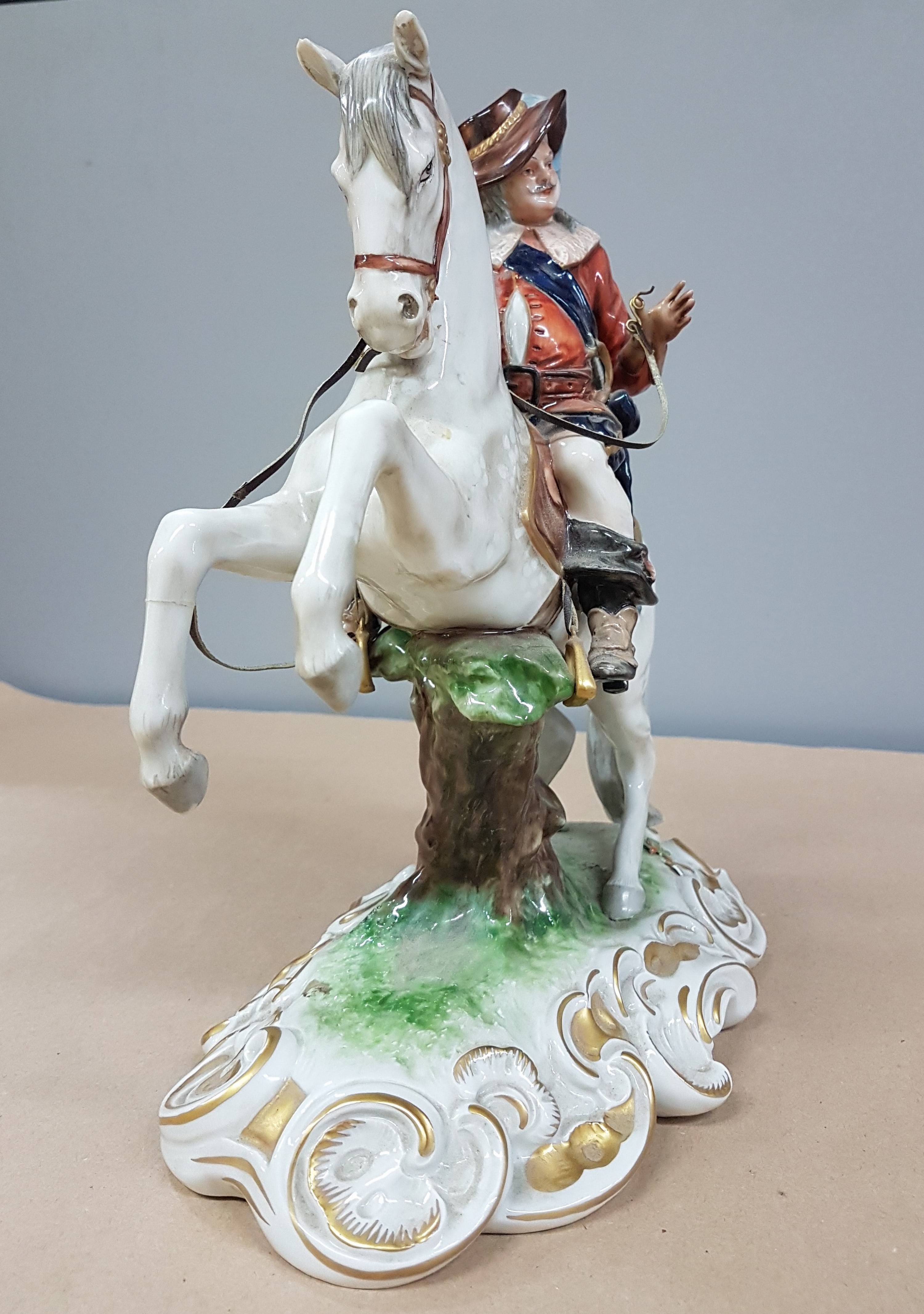 Detail b: Große Porzellanfigur, Unterweissbach, 20. Jh., Landsknecht zu Pferd, bunt bemalt, ein Vorderbein geklebt, ein Ohr min. best., H. ca. 29.5cm