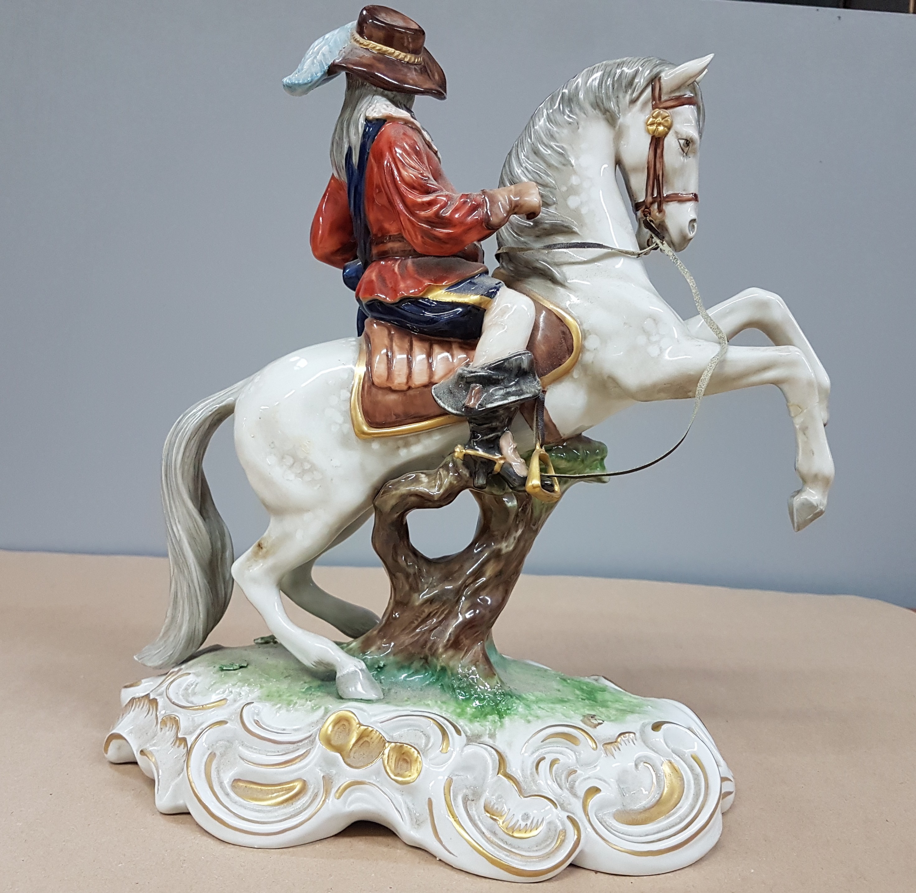 Detail c: Große Porzellanfigur, Unterweissbach, 20. Jh., Landsknecht zu Pferd, bunt bemalt, ein Vorderbein geklebt, ein Ohr min. best., H. ca. 29.5cm