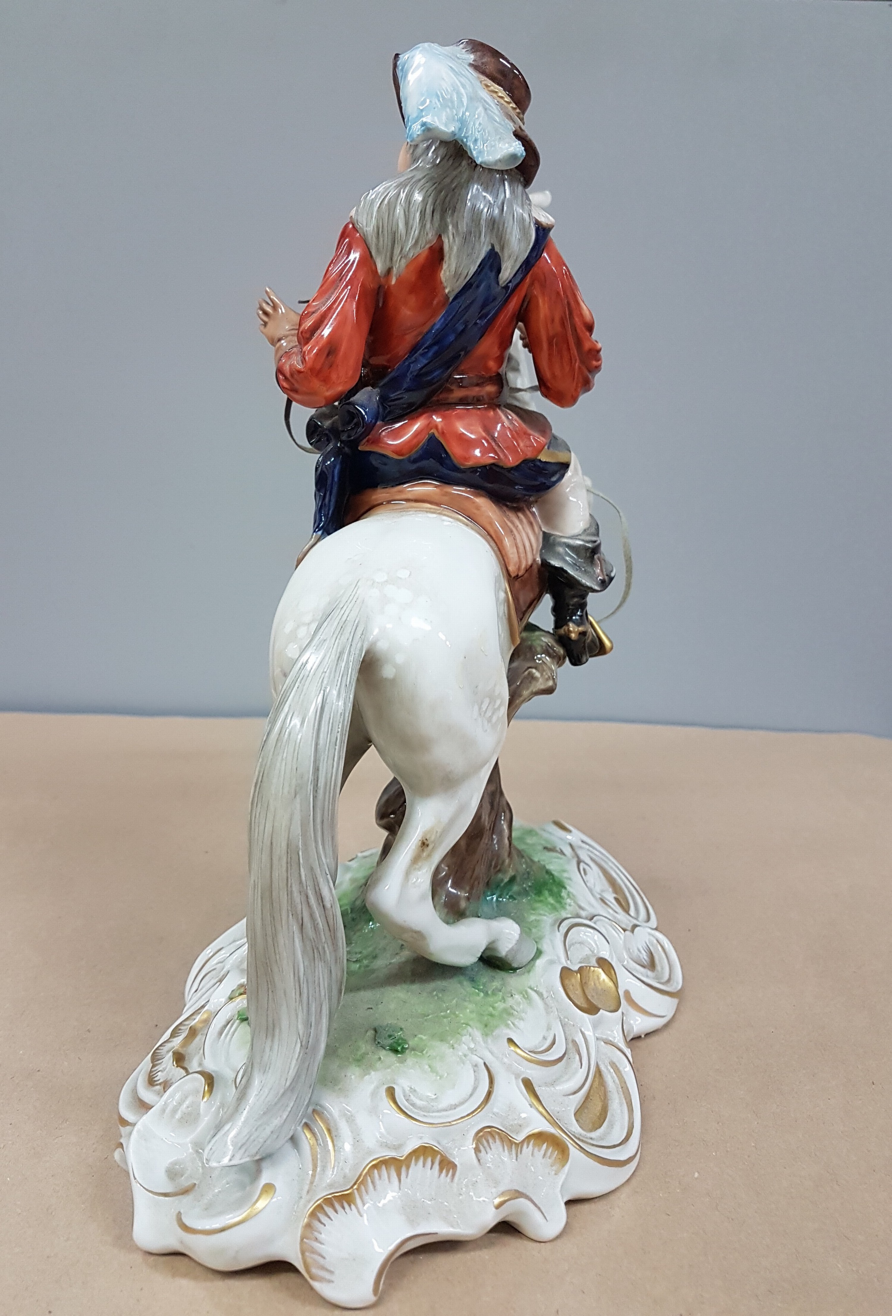 Detail d: Große Porzellanfigur, Unterweissbach, 20. Jh., Landsknecht zu Pferd, bunt bemalt, ein Vorderbein geklebt, ein Ohr min. best., H. ca. 29.5cm