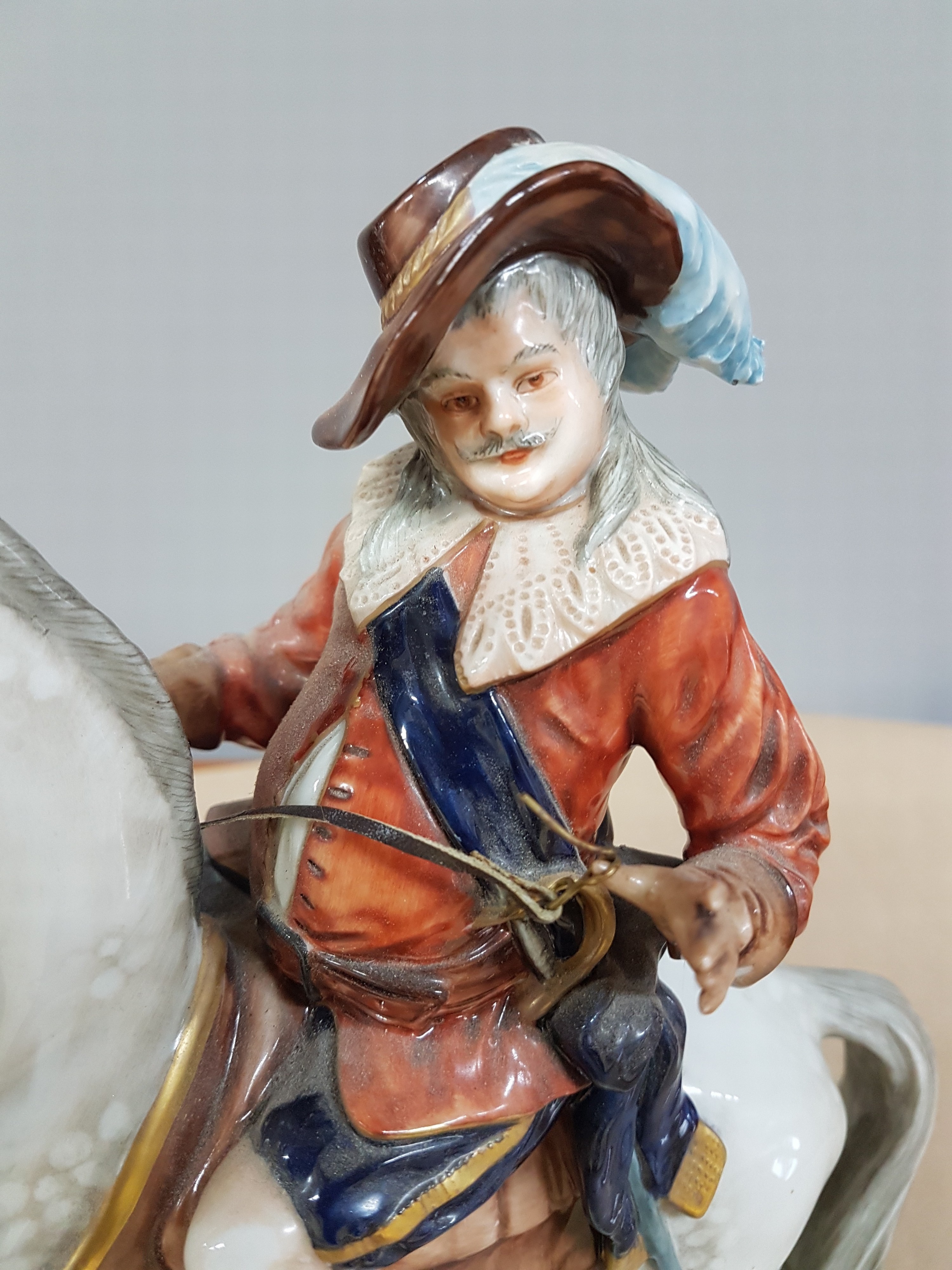 Detail e: Große Porzellanfigur, Unterweissbach, 20. Jh., Landsknecht zu Pferd, bunt bemalt, ein Vorderbein geklebt, ein Ohr min. best., H. ca. 29.5cm