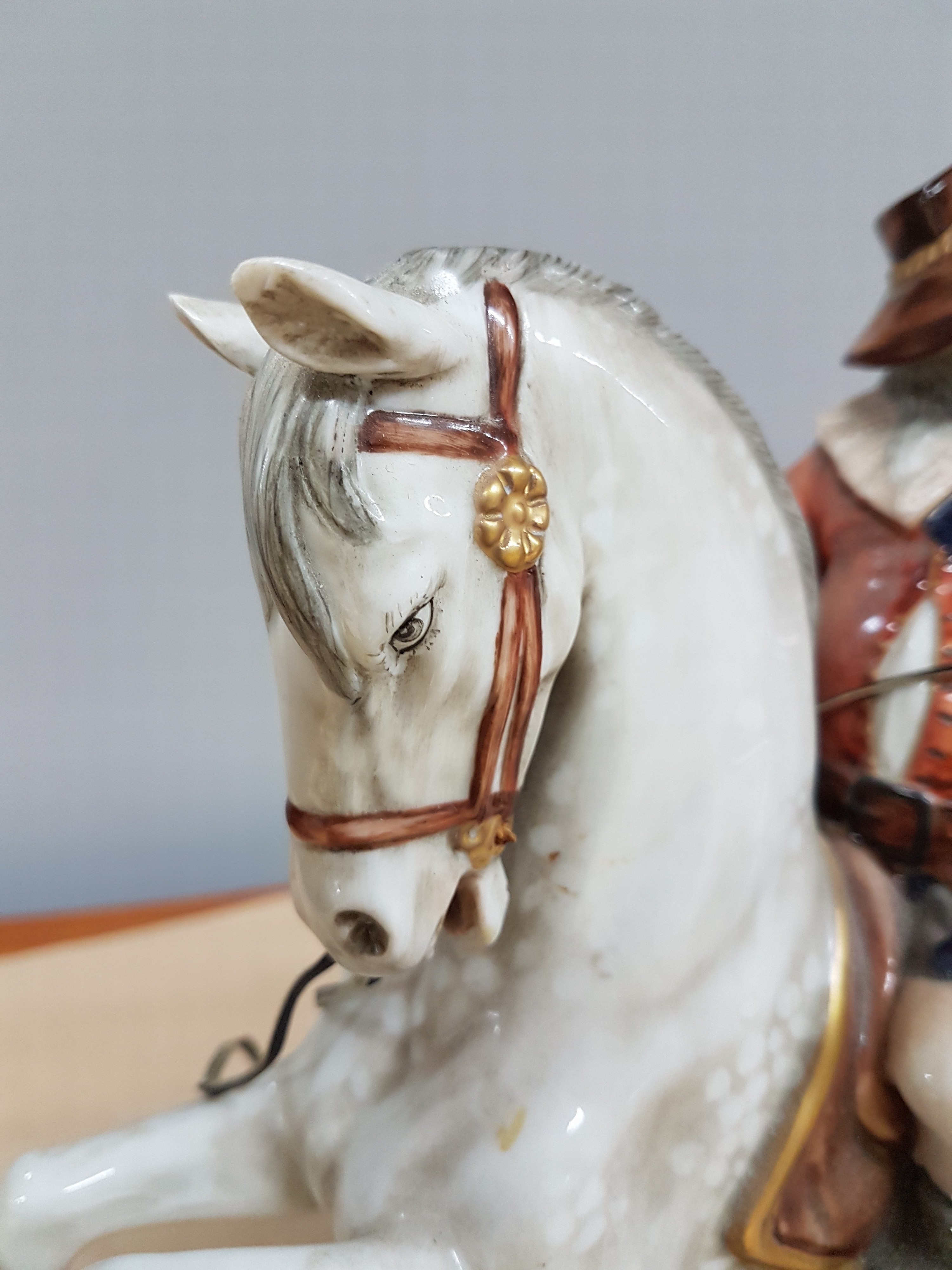 Detail f: Große Porzellanfigur, Unterweissbach, 20. Jh., Landsknecht zu Pferd, bunt bemalt, ein Vorderbein geklebt, ein Ohr min. best., H. ca. 29.5cm