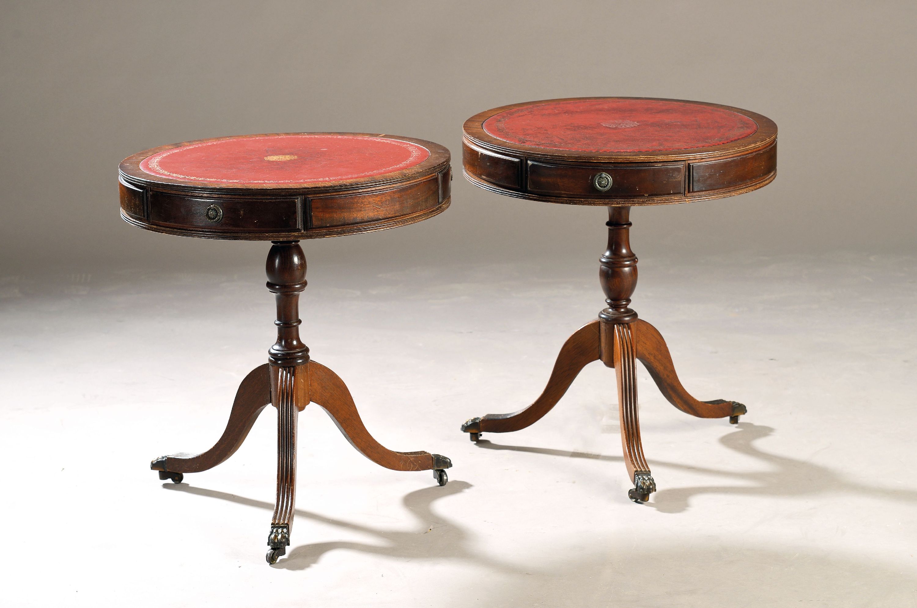 Image 27042479 - Paar Salontischchen, ausgehendes 19.Jh., Nußbaum, balusterförmige Mittelsäule mit ...