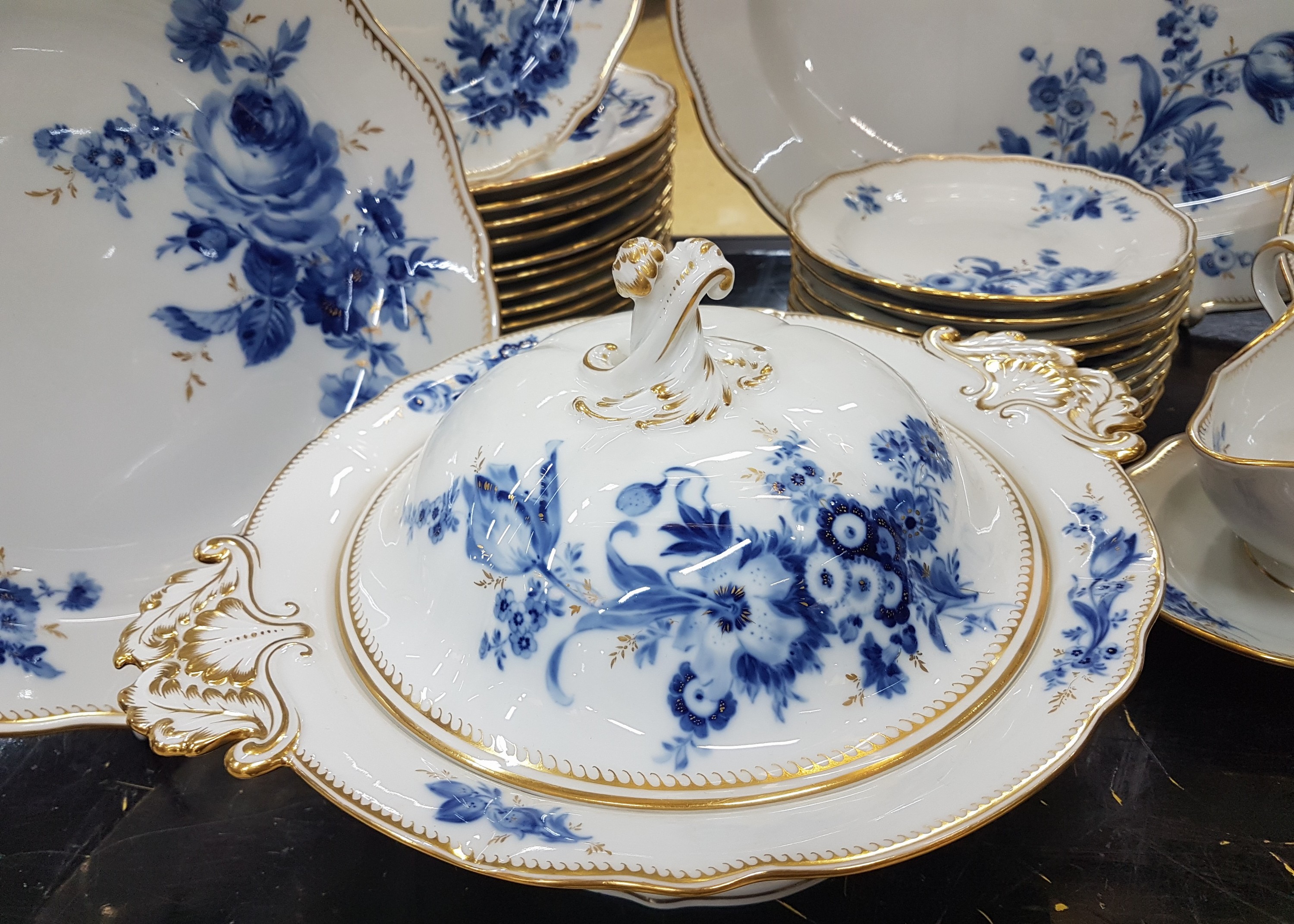 Detail a: Tafelservice, Meissen, 30er Jahre, Porzellan, blauer Blumenbukettdekor mit Goldgräsern seitlich, Goldzahnkante, 12 Menueteller, 10 kl. Teller, ...