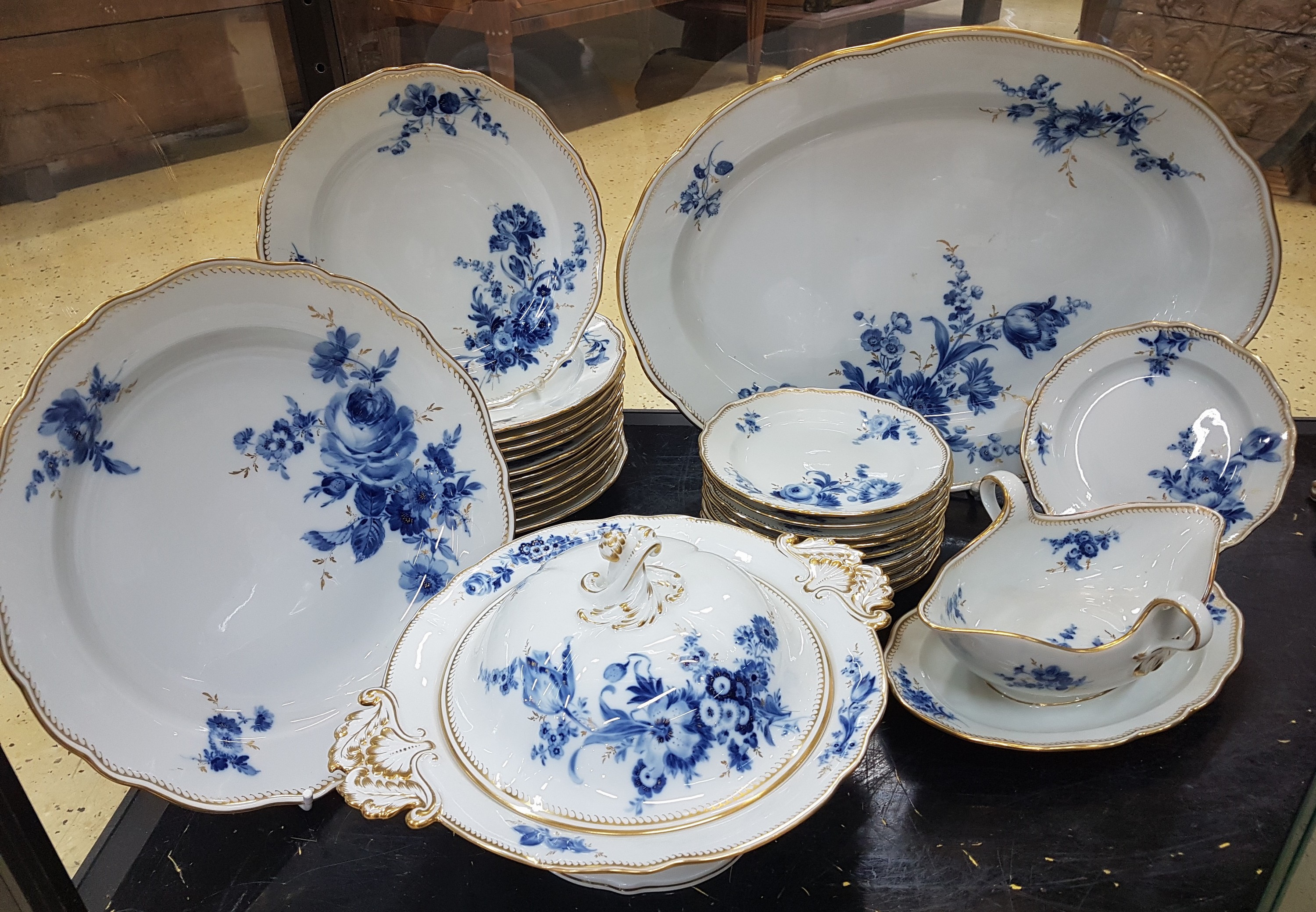 Detail b: Tafelservice, Meissen, 30er Jahre, Porzellan, blauer Blumenbukettdekor mit Goldgräsern seitlich, Goldzahnkante, 12 Menueteller, 10 kl. Teller, ...