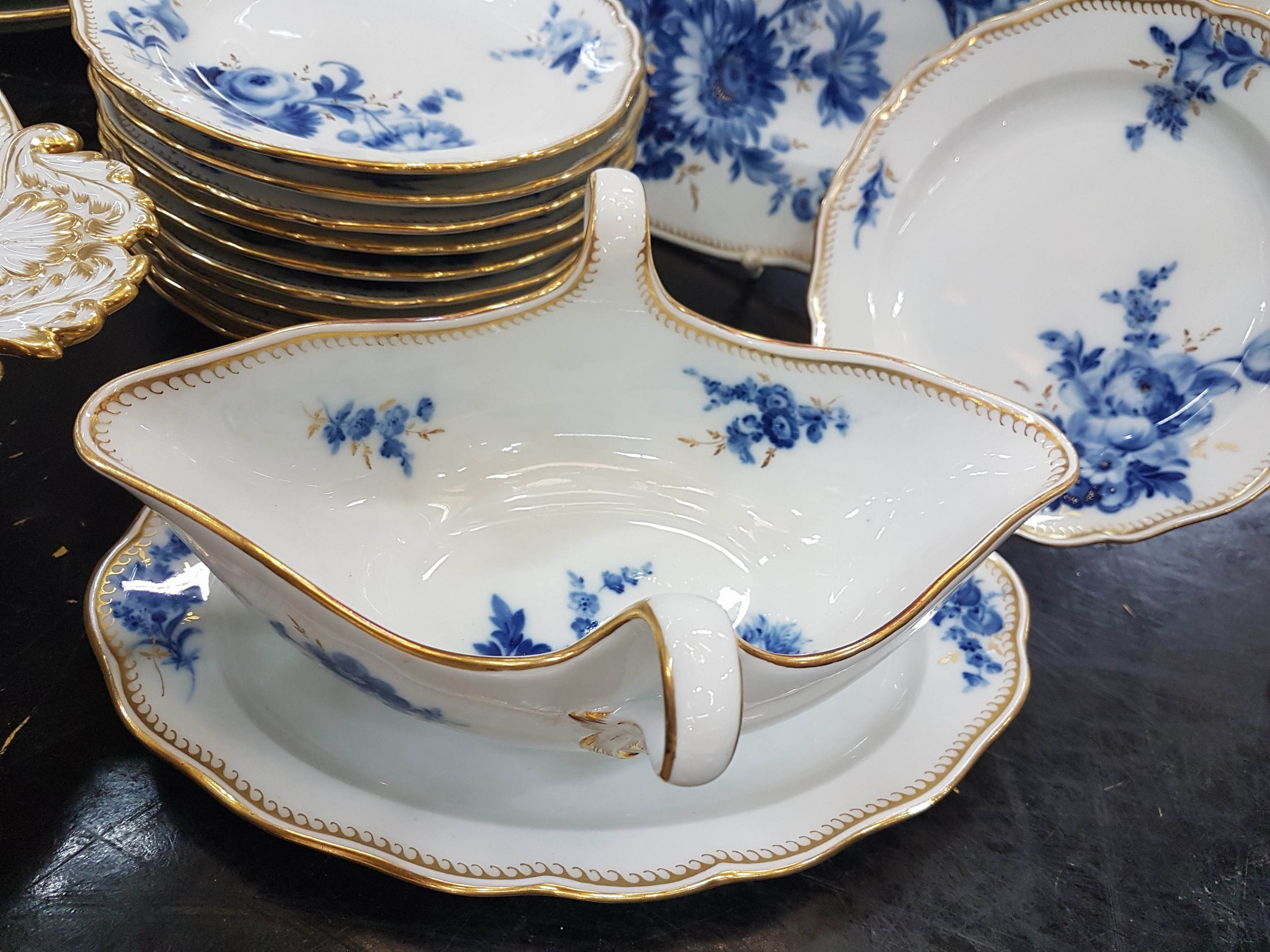 Detail c: Tafelservice, Meissen, 30er Jahre, Porzellan, blauer Blumenbukettdekor mit Goldgräsern seitlich, Goldzahnkante, 12 Menueteller, 10 kl. Teller, ...