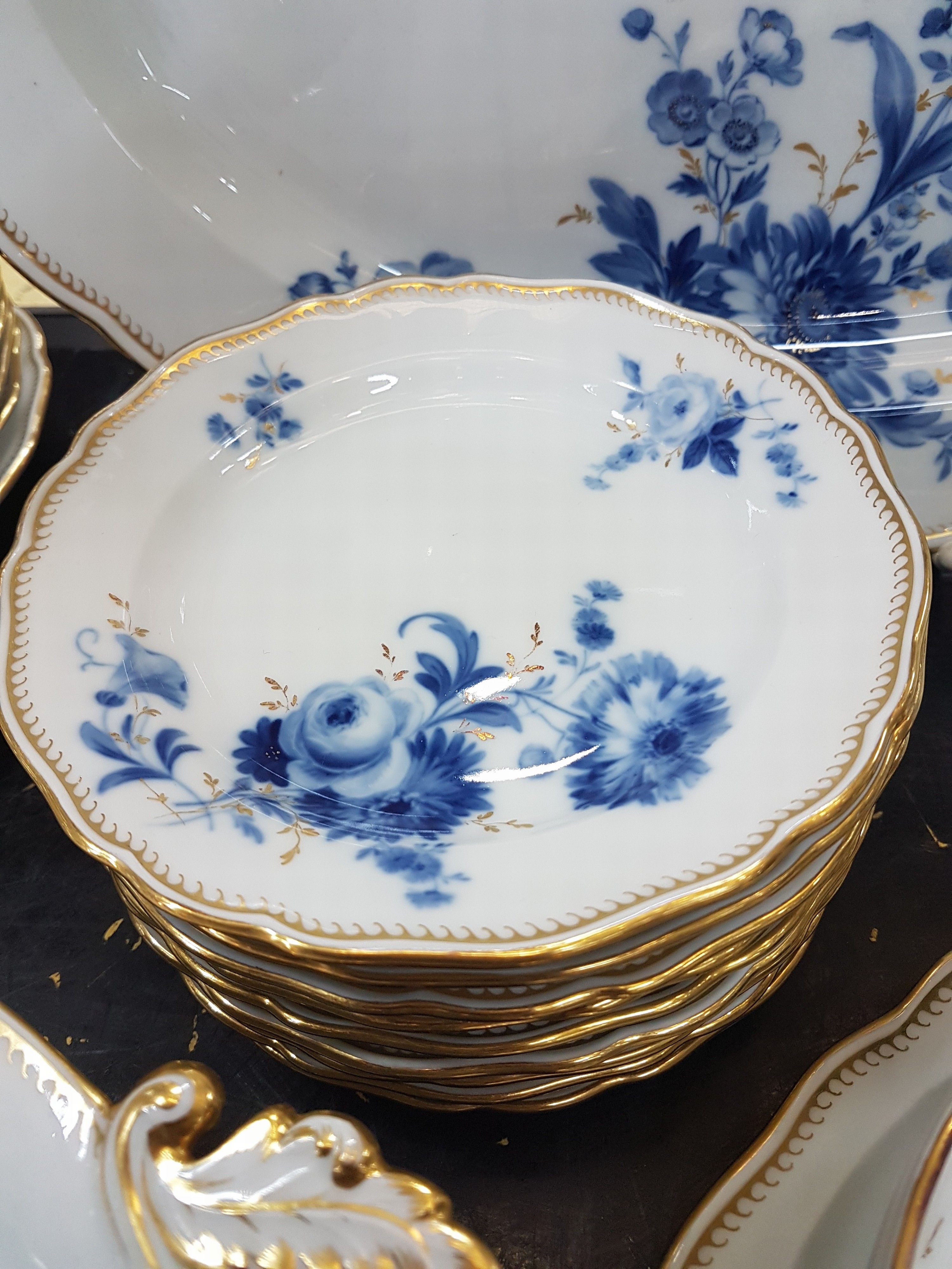 Detail d: Tafelservice, Meissen, 30er Jahre, Porzellan, blauer Blumenbukettdekor mit Goldgräsern seitlich, Goldzahnkante, 12 Menueteller, 10 kl. Teller, ...