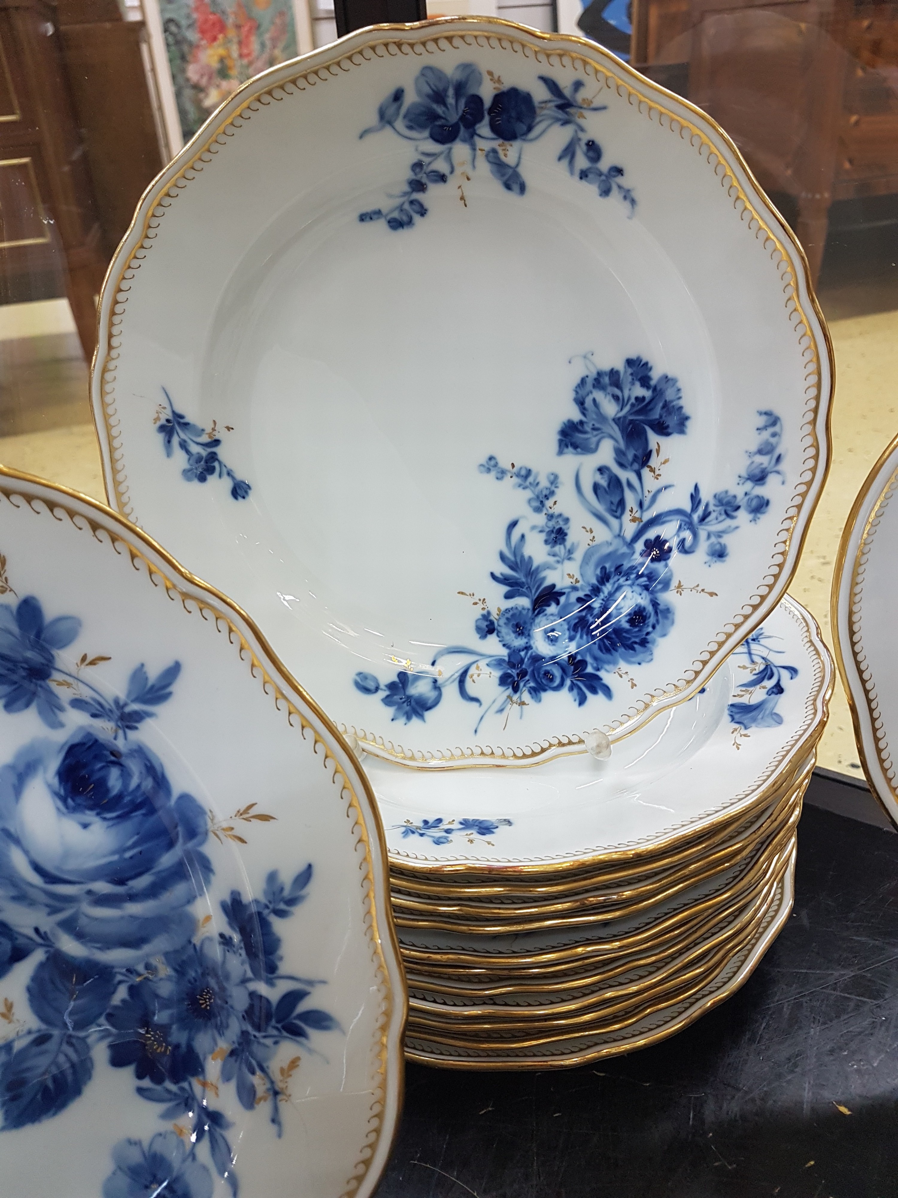 Detail e: Tafelservice, Meissen, 30er Jahre, Porzellan, blauer Blumenbukettdekor mit Goldgräsern seitlich, Goldzahnkante, 12 Menueteller, 10 kl. Teller, ...