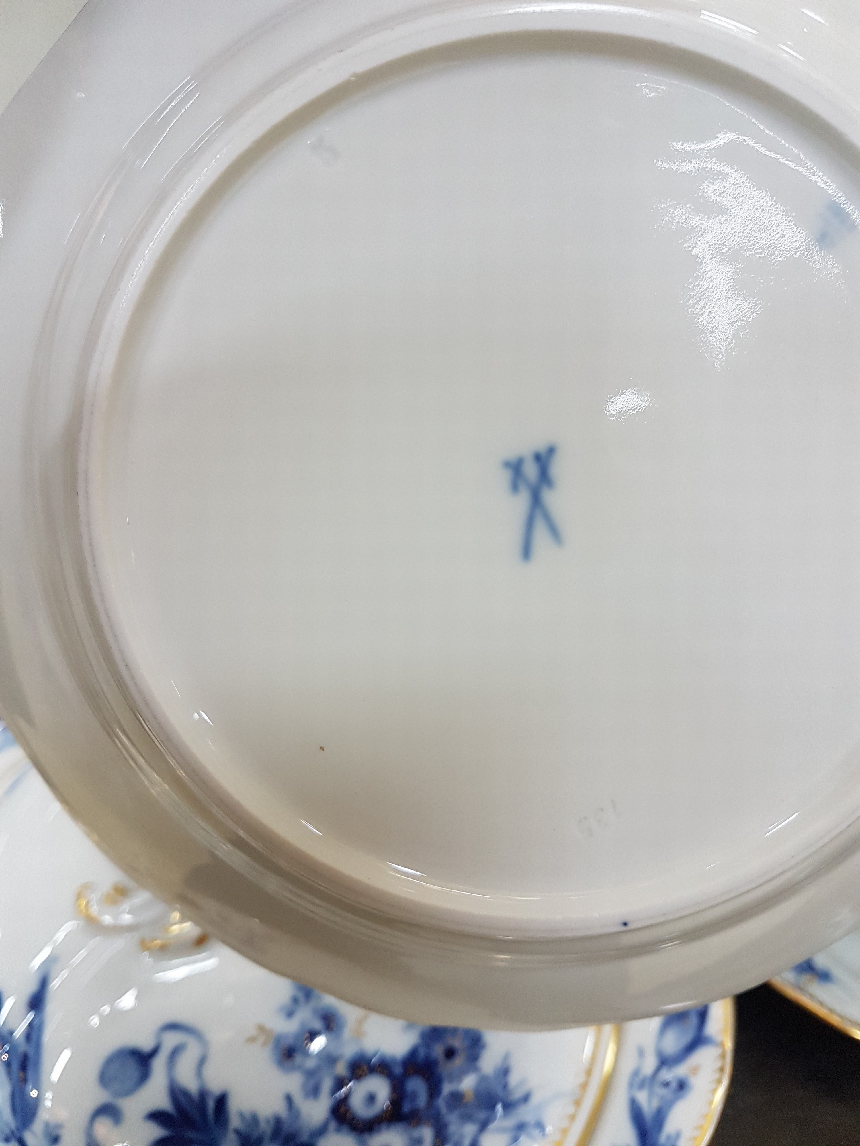 Detail f: Tafelservice, Meissen, 30er Jahre, Porzellan, blauer Blumenbukettdekor mit Goldgräsern seitlich, Goldzahnkante, 12 Menueteller, 10 kl. Teller, ...