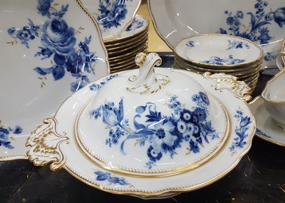 27042483a - Tafelservice, Meissen, 30er Jahre, Porzellan, blauer Blumenbukettdekor mit Goldgräsern ...