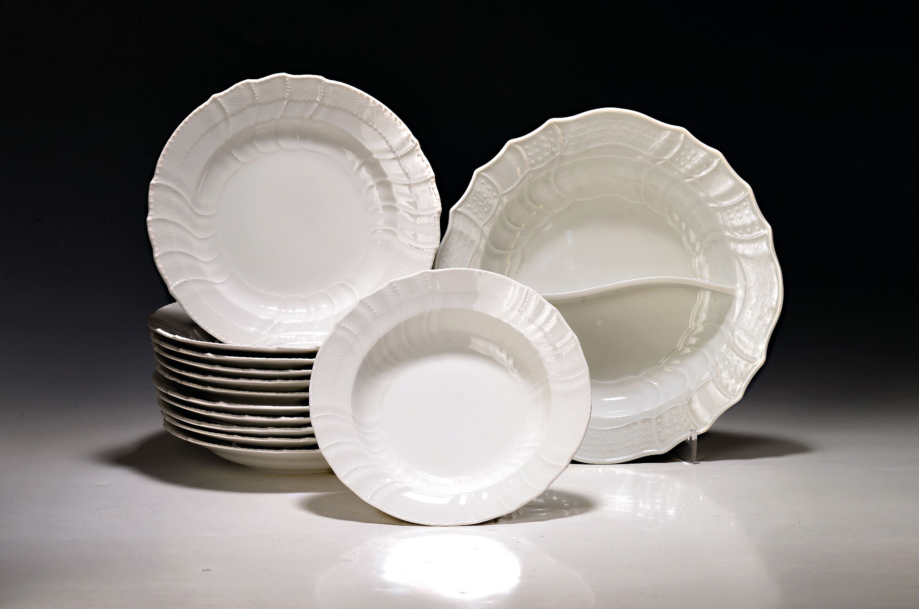 Image 27042504 - 11 Menueteller und eine geteilte Platte, KPM Berlin, Neuosier, dazu ein tiefer Teller, ...