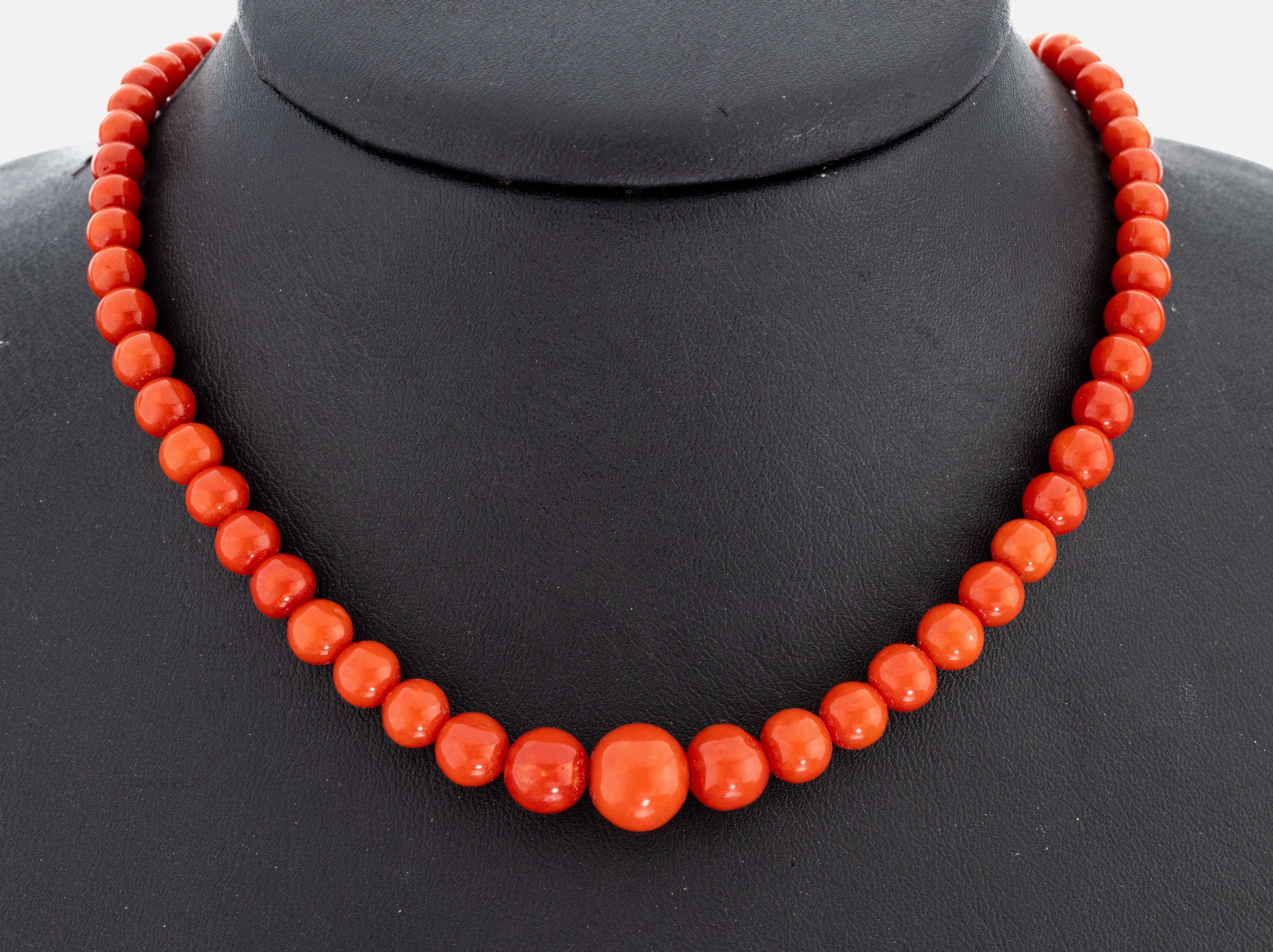 Image 27042512 - Korallen-Collier, Italien um 1890-1900, im Verlauf Korallen-Kugeln von schöner Farbe, ...