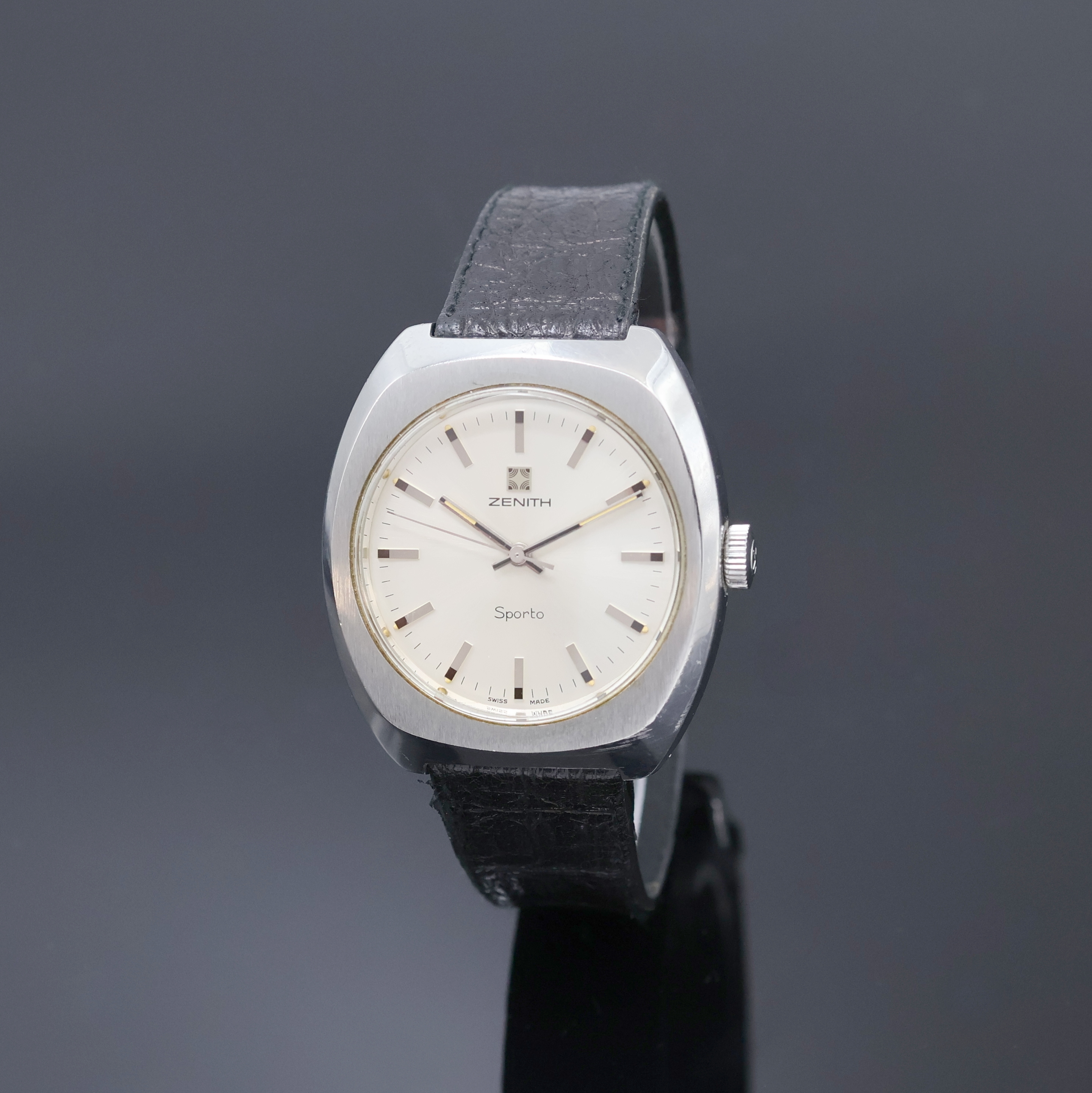 ZENITH Sporto Herrenarmbanduhr Referenz 01.1492.360, Handaufzug, Schweiz um 1970, Edelstahlgeh., Boden verschr., silb. Zifferbl. m. Sonnenschliff und ...