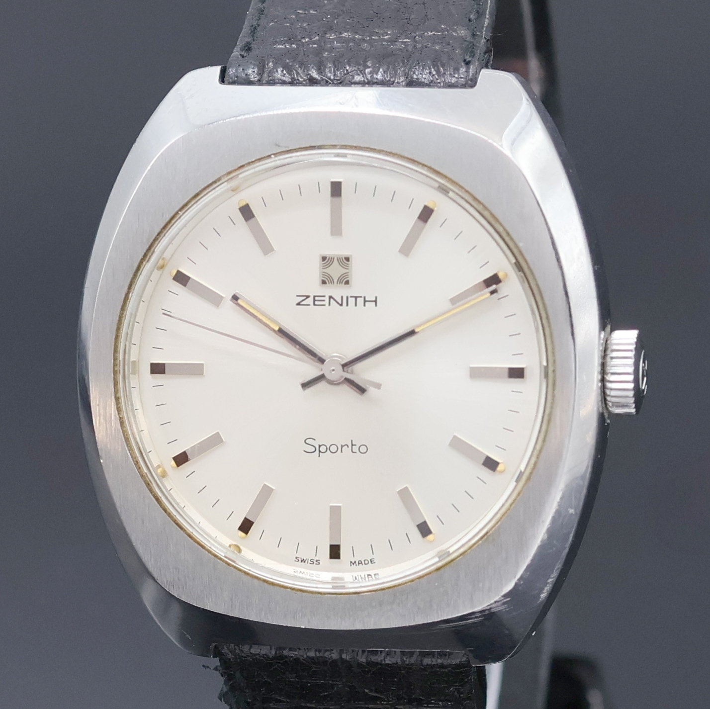 Detail a: ZENITH Sporto Herrenarmbanduhr Referenz 01.1492.360, Handaufzug, Schweiz um 1970, Edelstahlgeh., Boden verschr., silb. Zifferbl. m. Sonnenschliff und ...