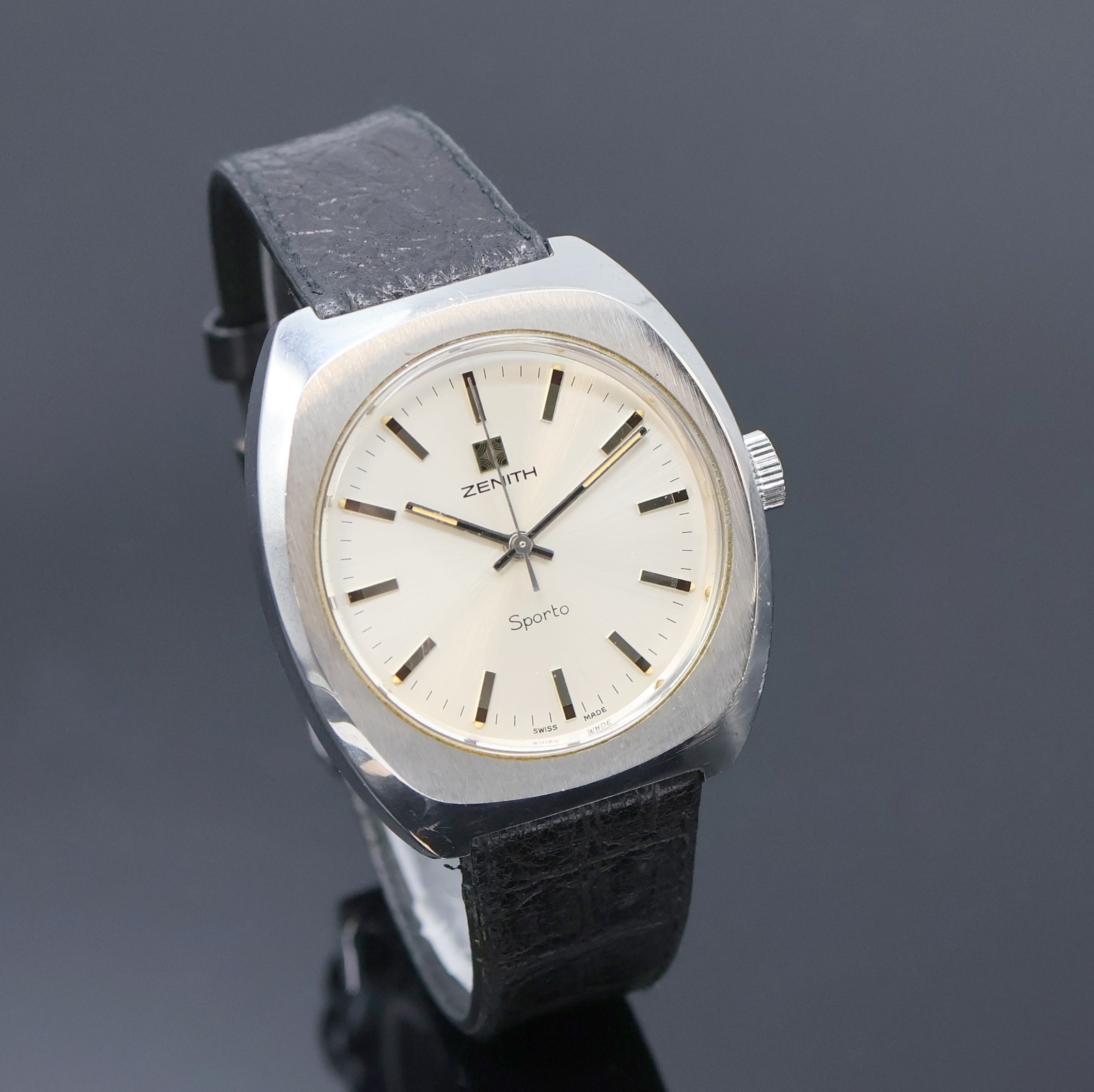 Detail b: ZENITH Sporto Herrenarmbanduhr Referenz 01.1492.360, Handaufzug, Schweiz um 1970, Edelstahlgeh., Boden verschr., silb. Zifferbl. m. Sonnenschliff und ...