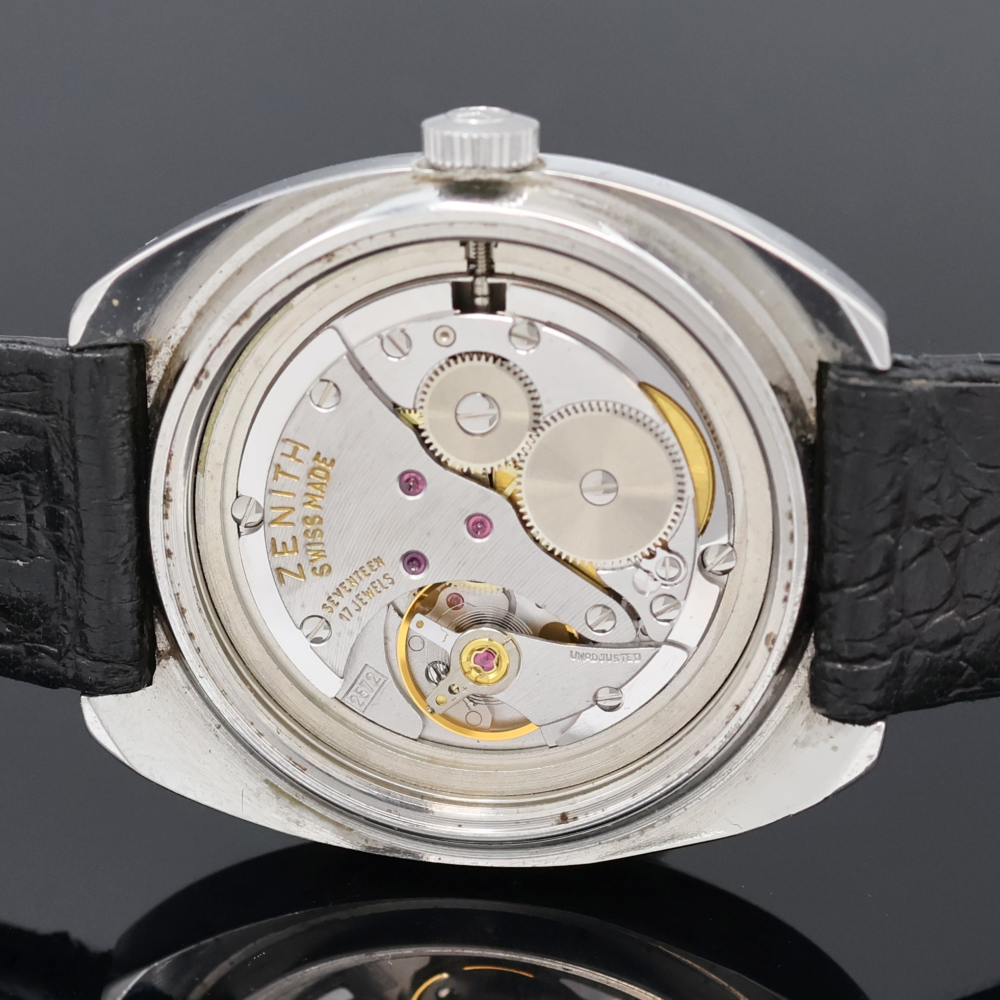 Detail e: ZENITH Sporto Herrenarmbanduhr Referenz 01.1492.360, Handaufzug, Schweiz um 1970, Edelstahlgeh., Boden verschr., silb. Zifferbl. m. Sonnenschliff und ...