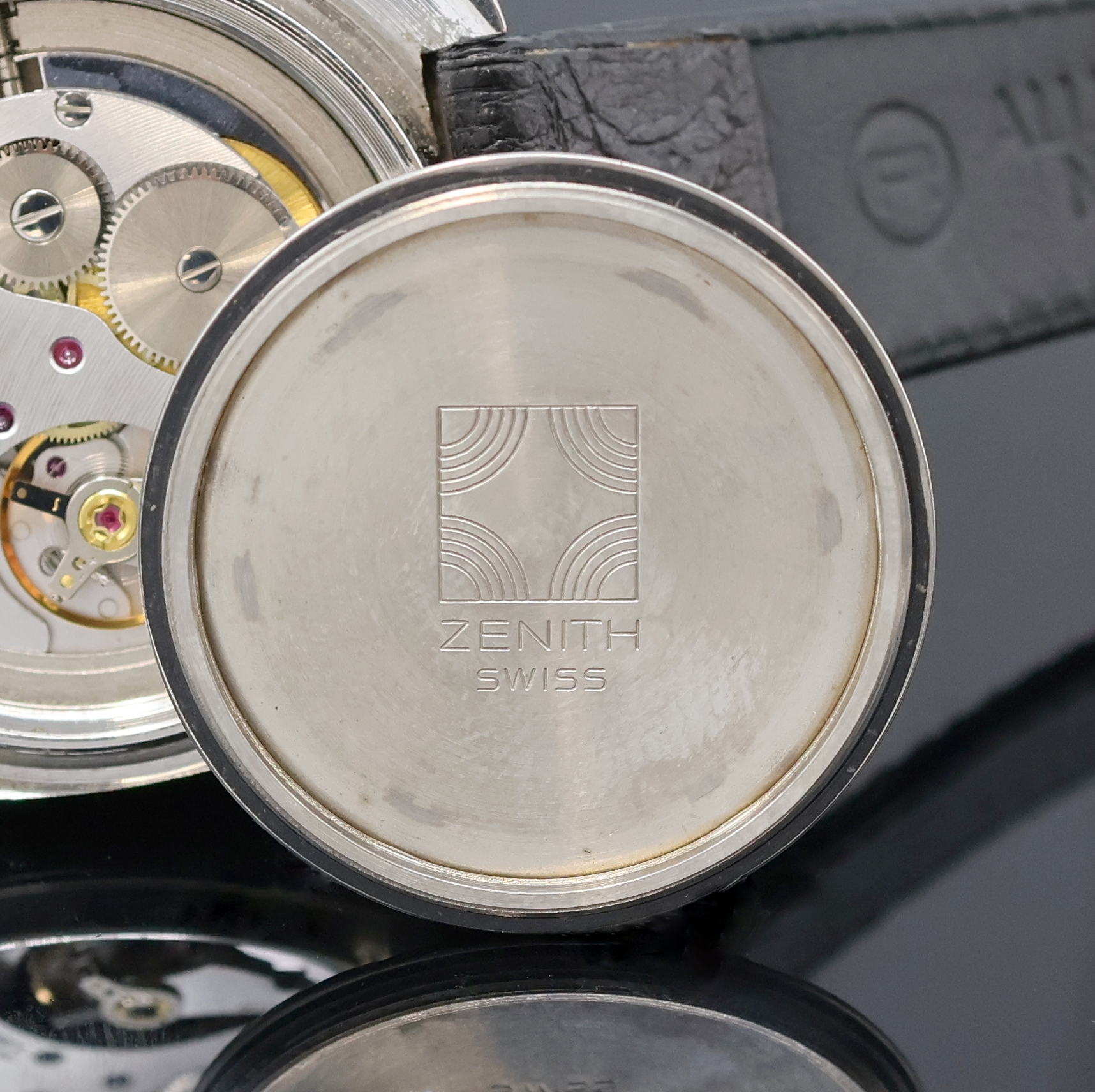 Detail f: ZENITH Sporto Herrenarmbanduhr Referenz 01.1492.360, Handaufzug, Schweiz um 1970, Edelstahlgeh., Boden verschr., silb. Zifferbl. m. Sonnenschliff und ...