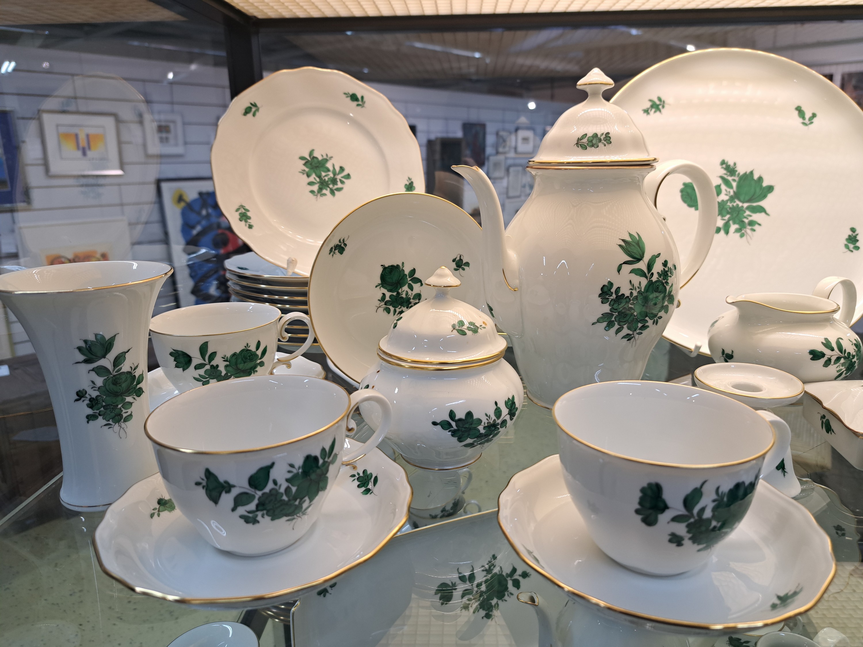 Detail a: Kaffeeservice, Wien Augarten, für 9 Personen, kupfergrüner Blumenbukettdekor, Kaffeekanne, 9 Tassen mit Untertassen, 9 Dessertteller, Milchkanne, ...