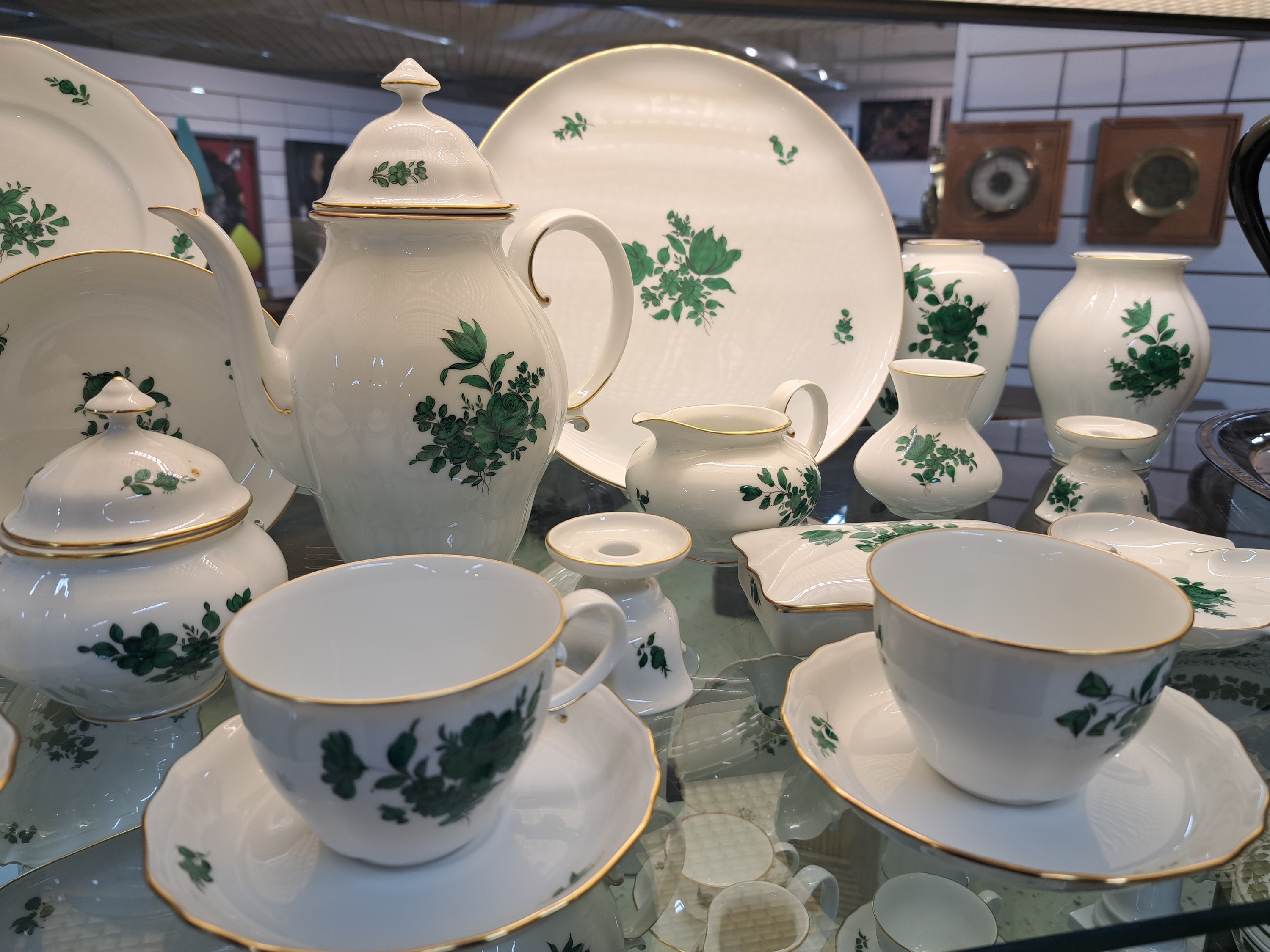 Detail b: Kaffeeservice, Wien Augarten, für 9 Personen, kupfergrüner Blumenbukettdekor, Kaffeekanne, 9 Tassen mit Untertassen, 9 Dessertteller, Milchkanne, ...