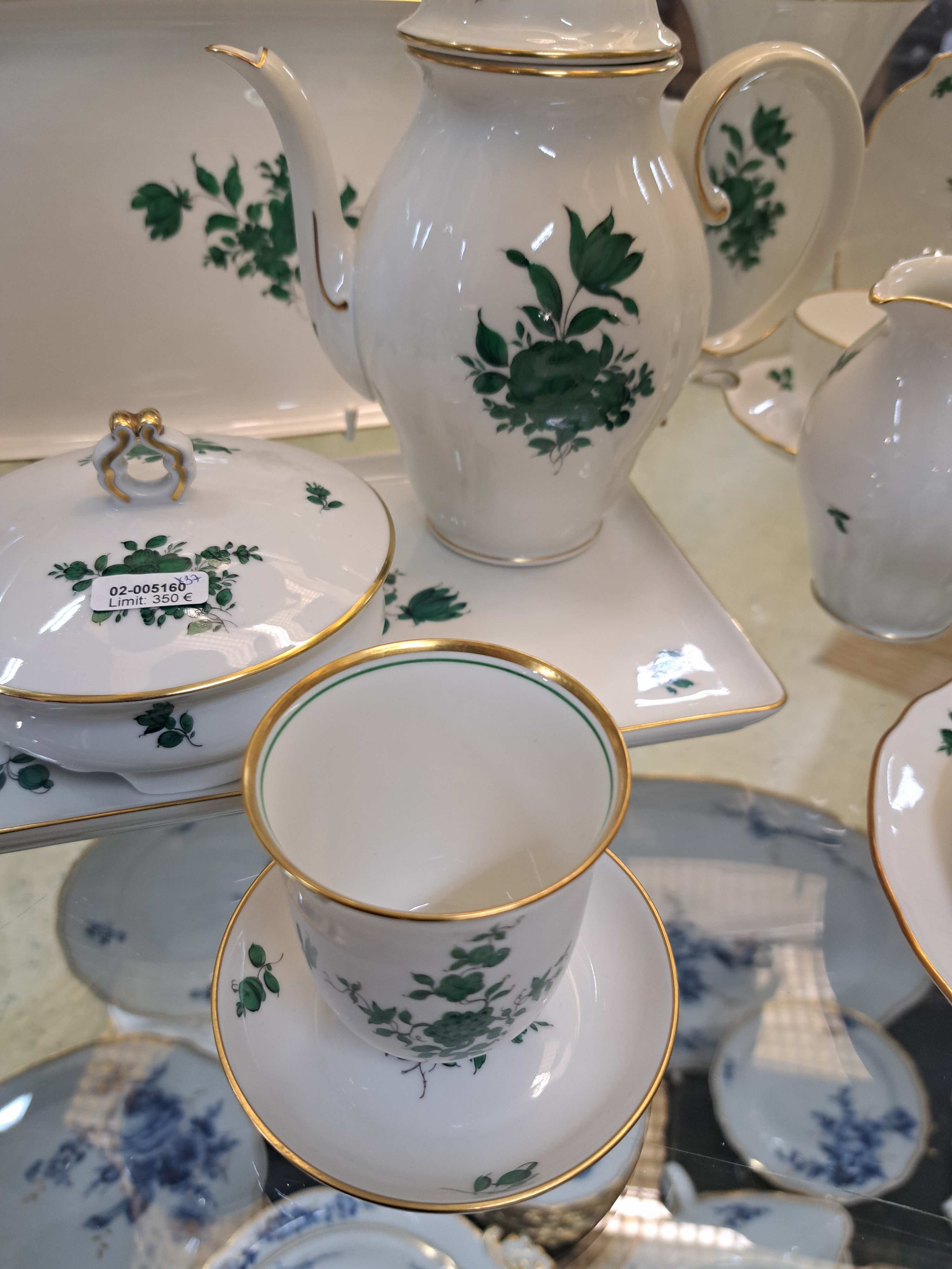 Detail c: Mokkaservice, Wien Augarten, Porzellan, kupfergrüner Blumendekor, kl. Kaffeekanne, 8 kl. Tassen mit Untertassen, 9 Dessertteller, Sahnegießer, ...