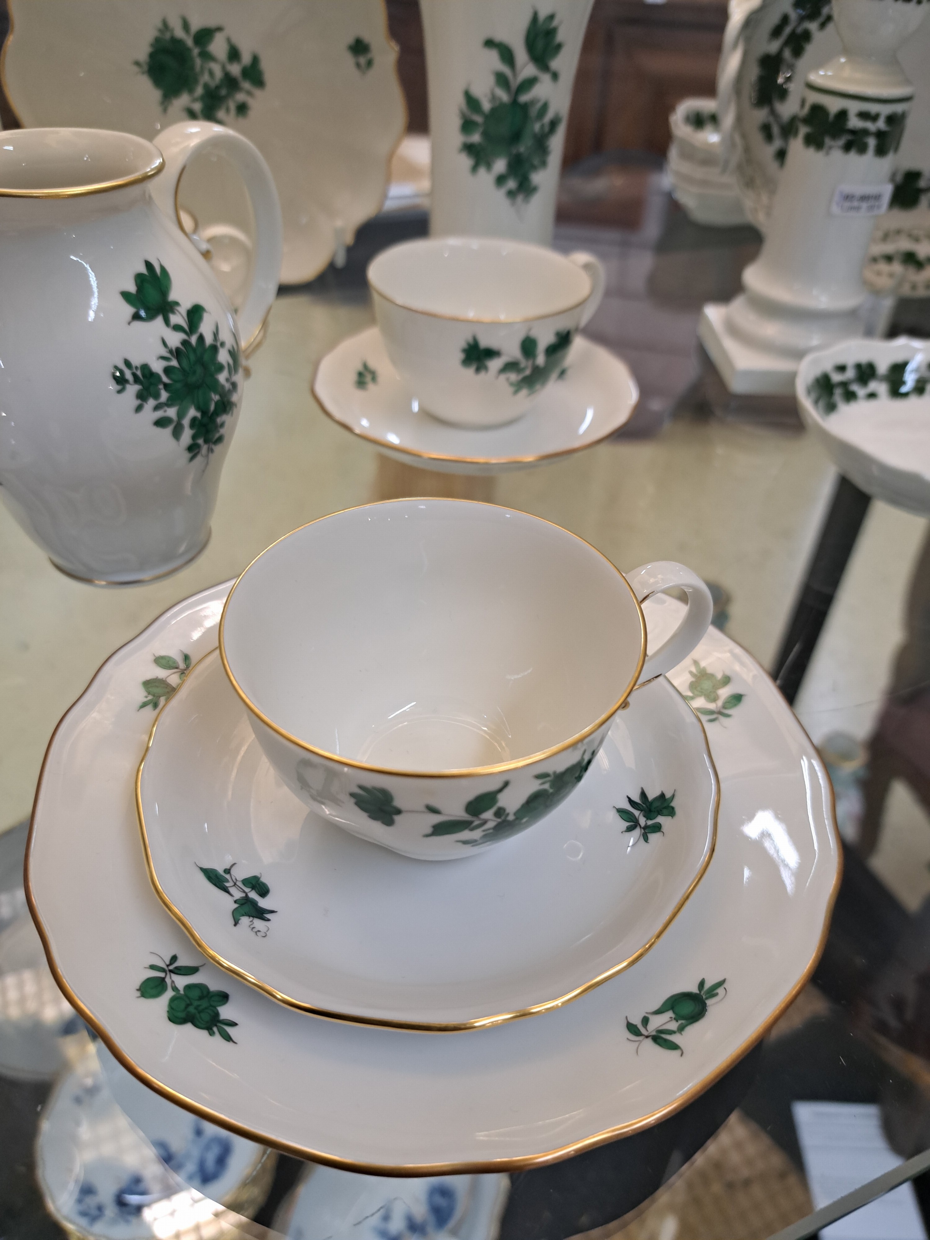 Detail d: Mokkaservice, Wien Augarten, Porzellan, kupfergrüner Blumendekor, kl. Kaffeekanne, 8 kl. Tassen mit Untertassen, 9 Dessertteller, Sahnegießer, ...
