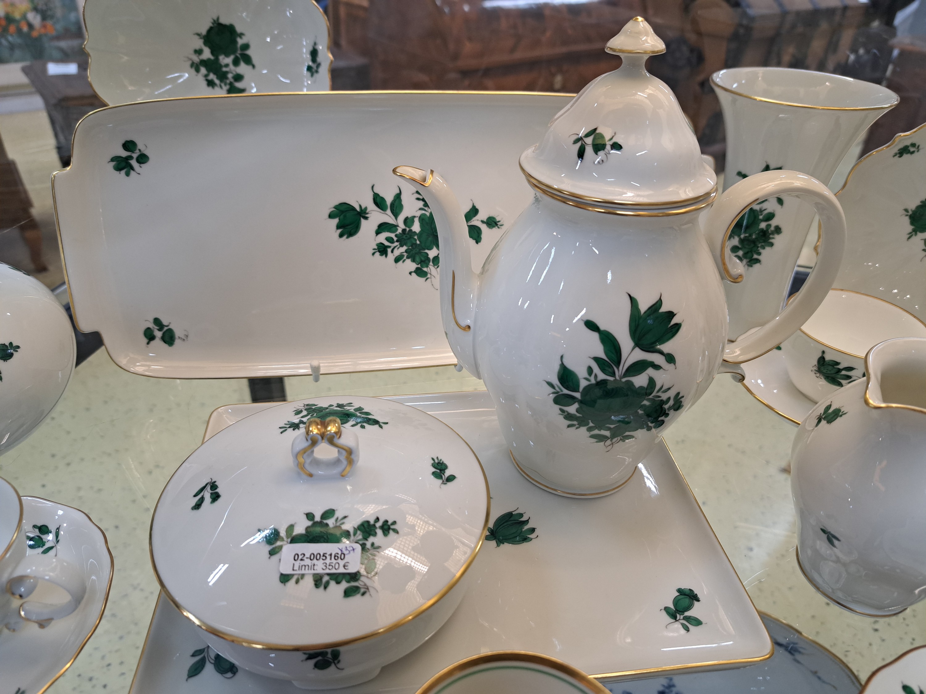 Detail f: Mokkaservice, Wien Augarten, Porzellan, kupfergrüner Blumendekor, kl. Kaffeekanne, 8 kl. Tassen mit Untertassen, 9 Dessertteller, Sahnegießer, ...