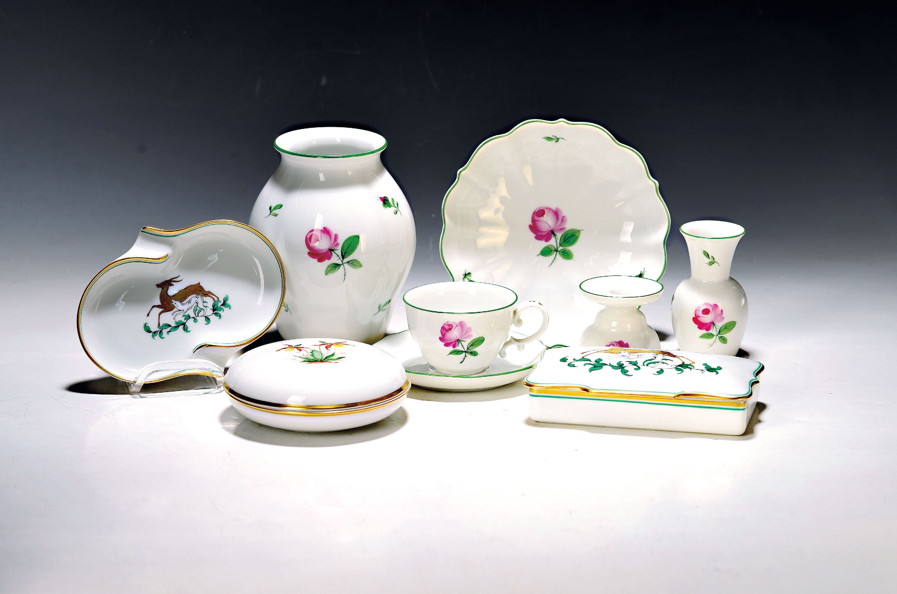 Image 27042520 - Umfangreiches Geschirrlot, Wien, Augarten, u.a. rote Rose: zwei Vasen, Deckeldose, 6 kl. ...