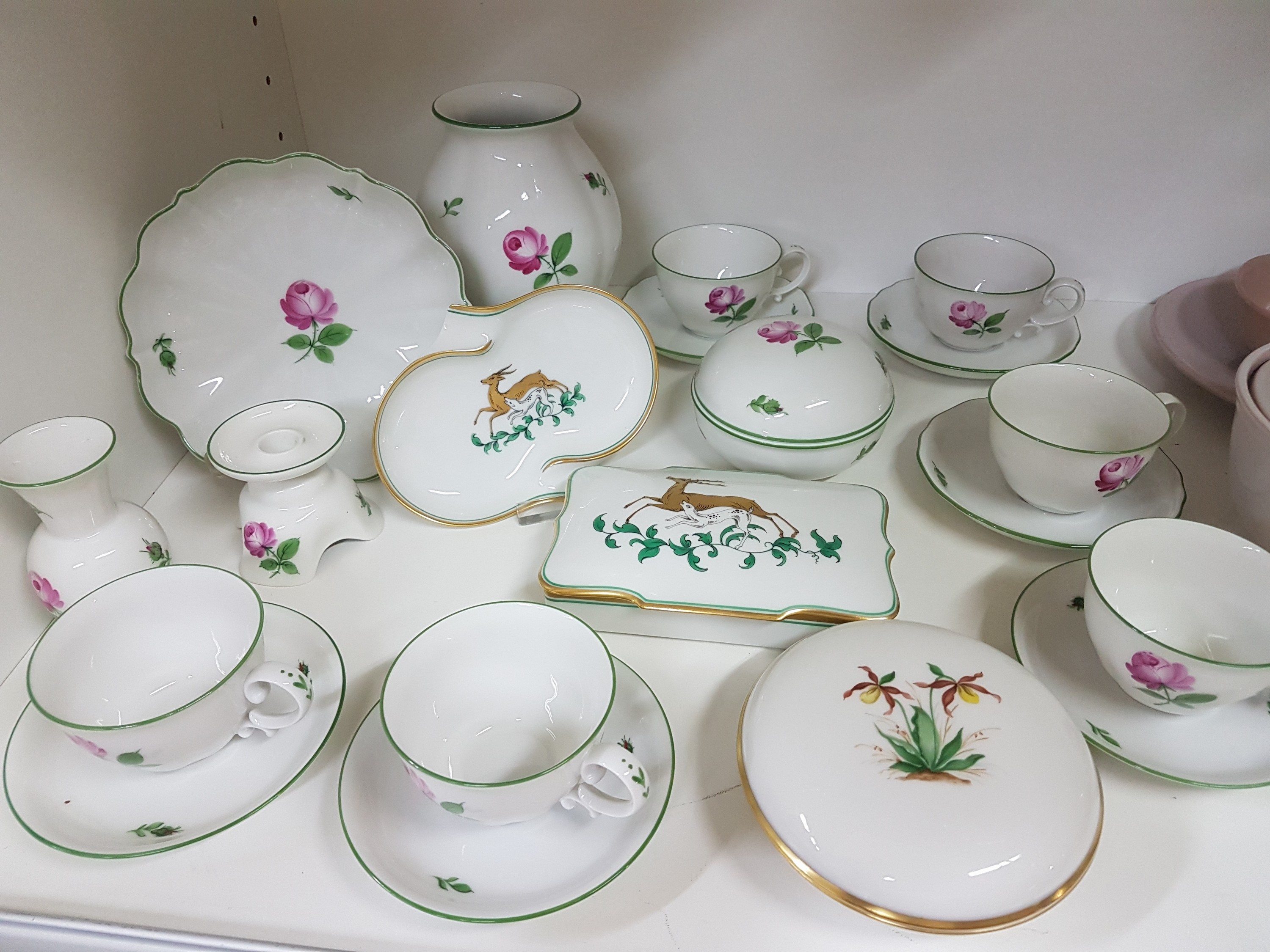 Detail a: Umfangreiches Geschirrlot, Wien, Augarten, u.a. rote Rose: zwei Vasen, Deckeldose, 6 kl. Kaffeetassen mit Untertassen, Vielpassschale, Leuchter; ...