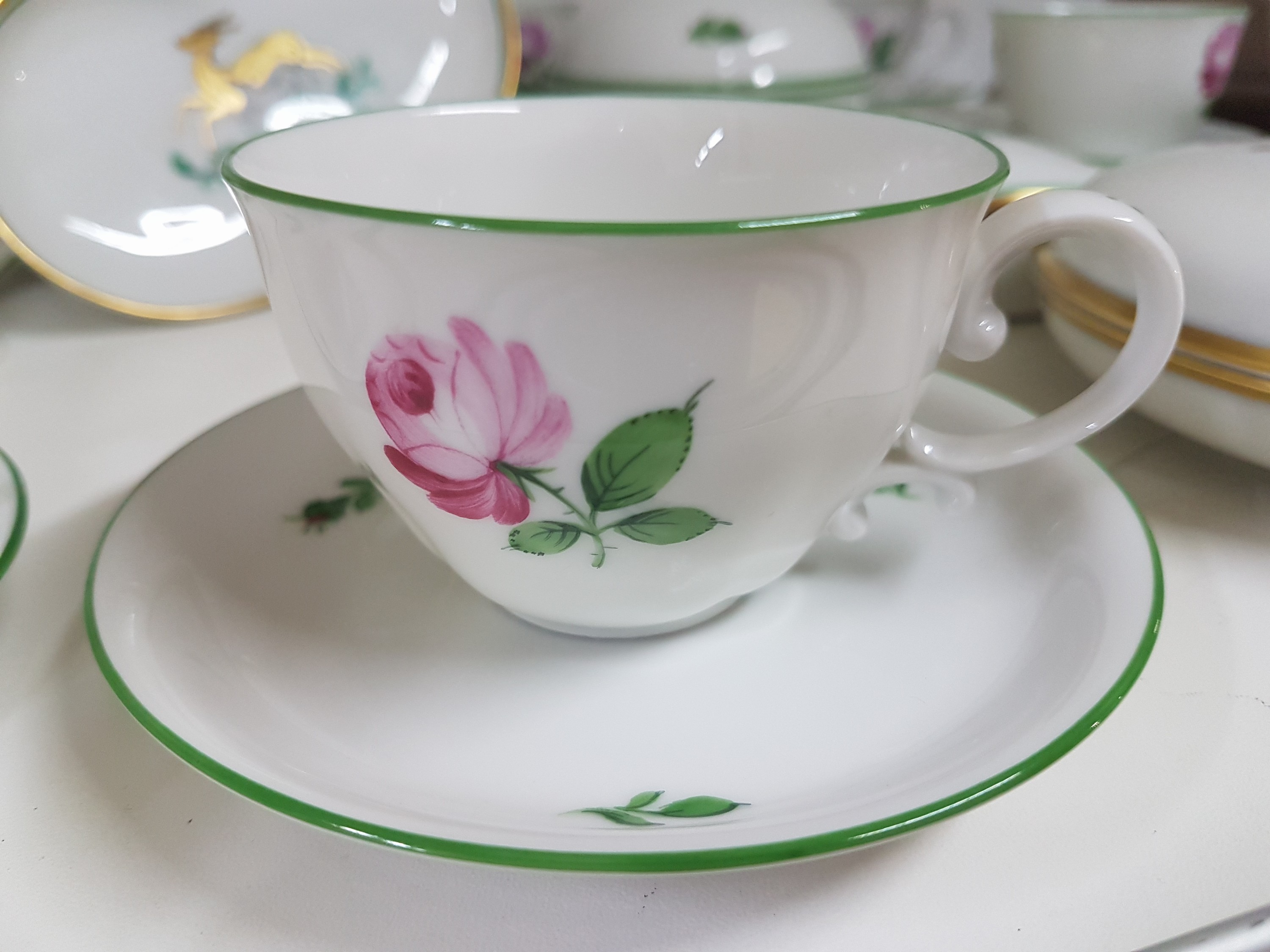 Detail b: Umfangreiches Geschirrlot, Wien, Augarten, u.a. rote Rose: zwei Vasen, Deckeldose, 6 kl. Kaffeetassen mit Untertassen, Vielpassschale, Leuchter; ...