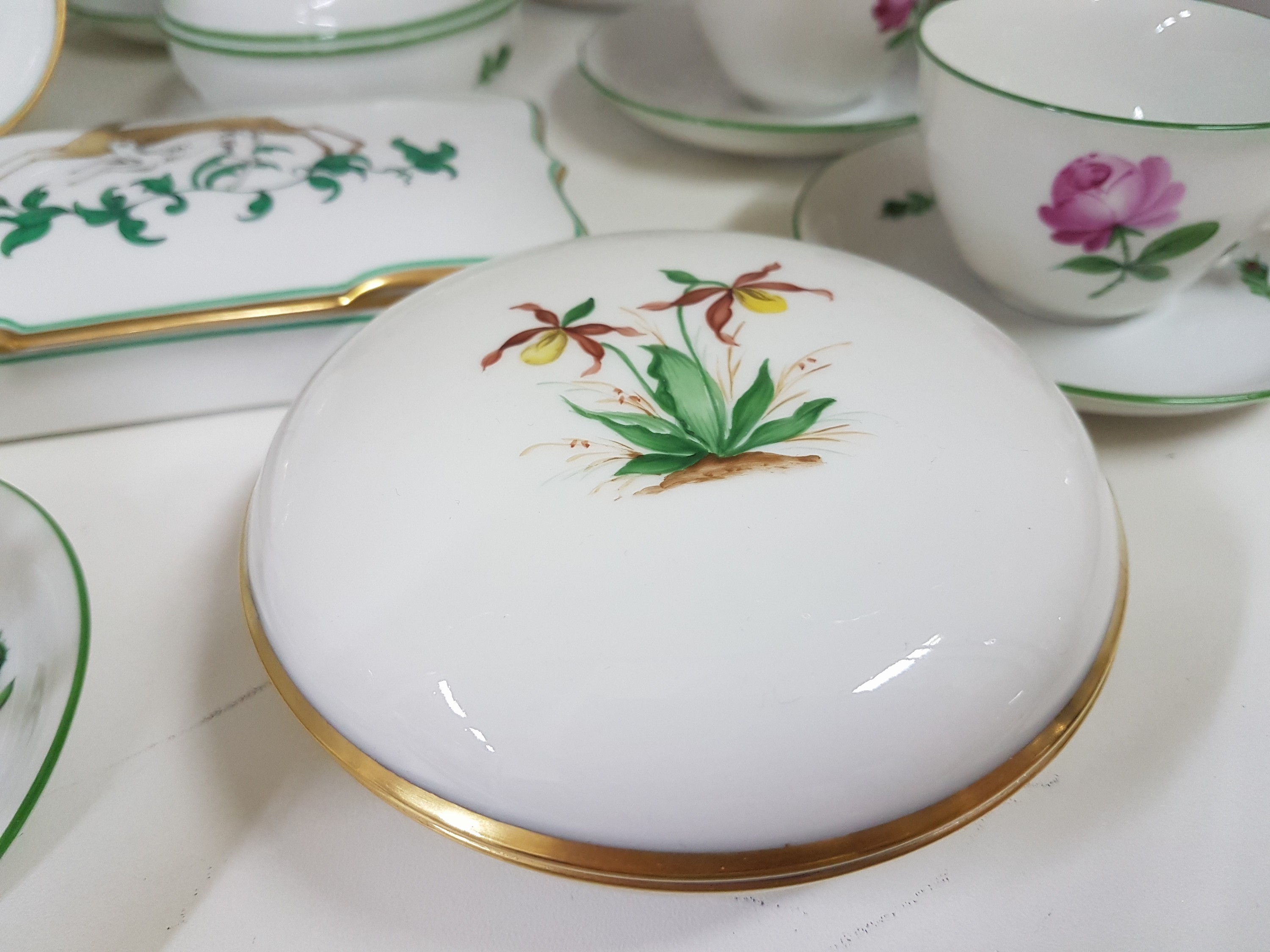 Detail c: Umfangreiches Geschirrlot, Wien, Augarten, u.a. rote Rose: zwei Vasen, Deckeldose, 6 kl. Kaffeetassen mit Untertassen, Vielpassschale, Leuchter; ...