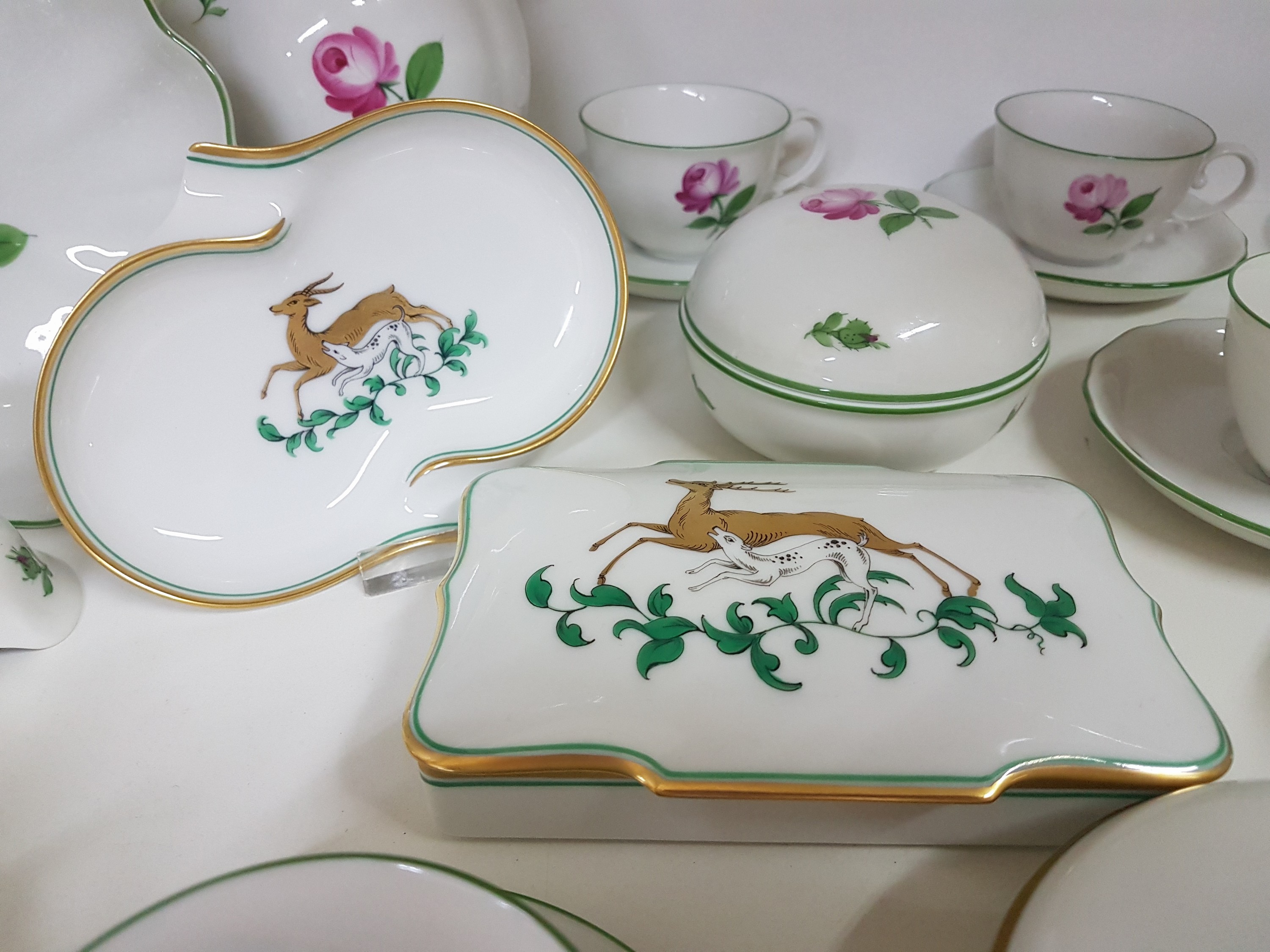 Detail d: Umfangreiches Geschirrlot, Wien, Augarten, u.a. rote Rose: zwei Vasen, Deckeldose, 6 kl. Kaffeetassen mit Untertassen, Vielpassschale, Leuchter; ...