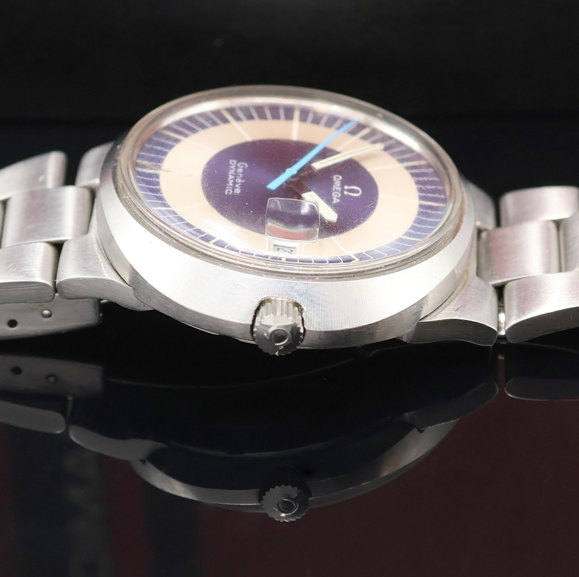 Detail d: OMEGA Geneve Dynamic Herrenarmbanduhr in Stahl Referenz 166.039, Schweiz um 1970, Handaufzug, ovales Monocoque-Geh., orig. Gliederband m. Faltschl., ...