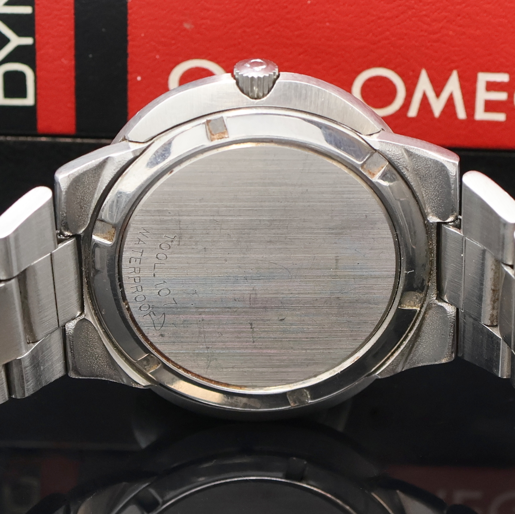 Detail e: OMEGA Geneve Dynamic Herrenarmbanduhr in Stahl Referenz 166.039, Schweiz um 1970, Handaufzug, ovales Monocoque-Geh., orig. Gliederband m. Faltschl., ...