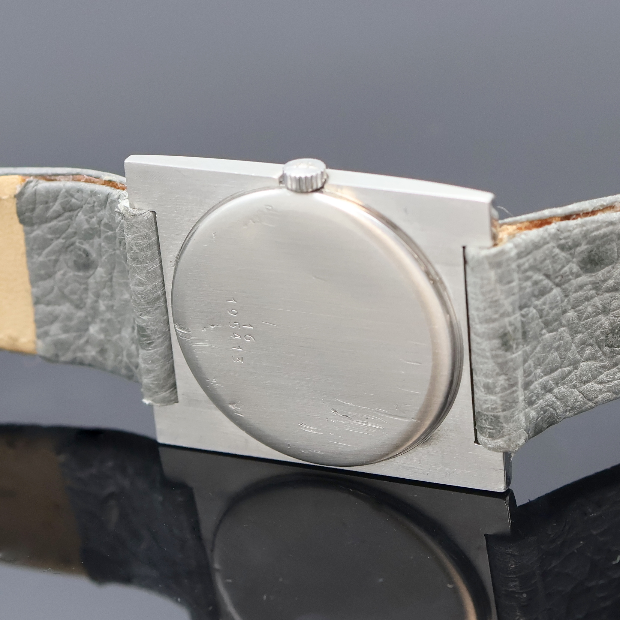 Detail d: LONGINES Armbanduhr in Edelstahl Referenz 8099 11, Schweiz um 1968, Handaufzug, 2-teil. Gehäuse, aufgedr. Boden dell., silb. Zifferbl. m. aufges. ...